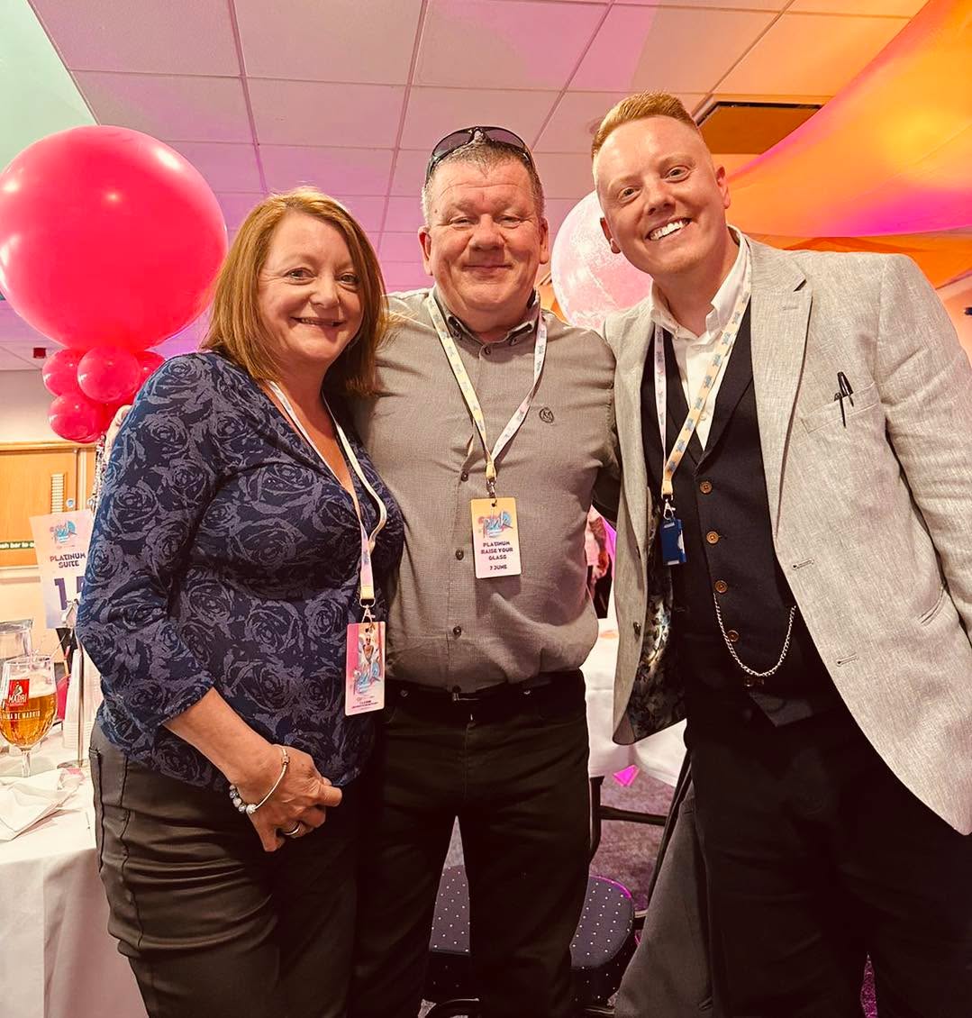This week I was asked to entertain all the VIPs and special guests at P!nk concert. It was an unbelievable couple of day’s performing for some amazing and extraordinary people.
Here’s me with sports commentator Stuart Pyke and his lovely wife, Christine. ☺️.
#livingthedream