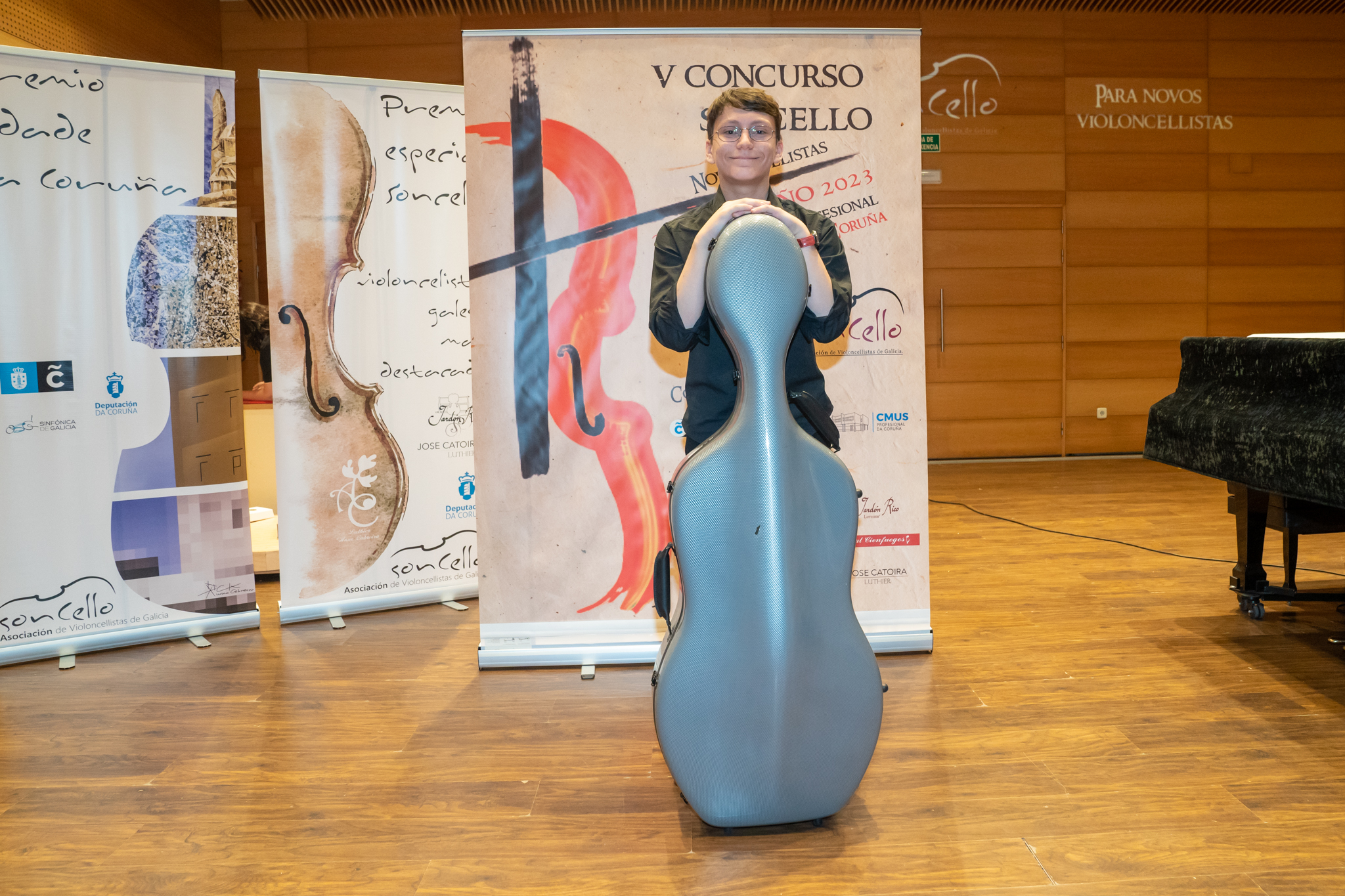 Hoxe explicámosvos en qué consiste o Premio Especial Soncello. Este premio xorde na III edición do concurso, en 2019, coa intención de motivar aos mozos violonchelistas galegos.
A edición deste ano está dedicada ao compositor ponteareano Rogelio Groba. A participación nesta categoría do concurso está exenta da fase eliminatoria, pero implica a interpretación da obra correspondente á túa categoría de idade. (Podes visualizar as partituras nas bases do concurso na nosa web: www.soncello.org). Queres saber máis sobre Rogelio Groba? Puedes entrar aquí: https://rogeliogroba.es/
Se resultas gañador, poderás gozar da cesión temporal durante 18 meses dun violoncelo de categoría semi-profesional e un arco de estudo de primeira categoría, por cortesía dos nosos patrocinadores. Queres saber máis sobre eles? Presta atención as próximas semanas!
Anímate a participar…O prazo de inscrición está aberto!
_____________________________________
Hoy os explicamos en qué consiste el Premio Especial Soncello. Este premio surge en la III edición del concurso, en 2019, con la intención de motivar a los jóvenes violonchelistas gallegos.
La edición de este año está dedicada al compositor ponteareano Rogelio Groba. La participación en esta categoría del concurso está exenta de fase eliminatoria, pero implica la interpretación de la obra correspondiente a tu categoría de edad. (Puedes visualizar las partituras en las bases del concurso en nuestra web: www.soncello.org). ¿Quieres saber más sobre Rogelio Groba? Puedes entrar aquí: https://rogeliogroba.es/
Si resultas ganador, podrás disfrutar de la cesión temporal durante 18 meses de un violoncello de categoría semi-profesional y un arco de estudio de primera categoría, por cortesía de nuestros patrocinadores. ¿Quieres saber más sobre ellos? ¡Presta atención las próximas semanas!
Anímate a participar…¡El plazo de inscripción está abierto!
