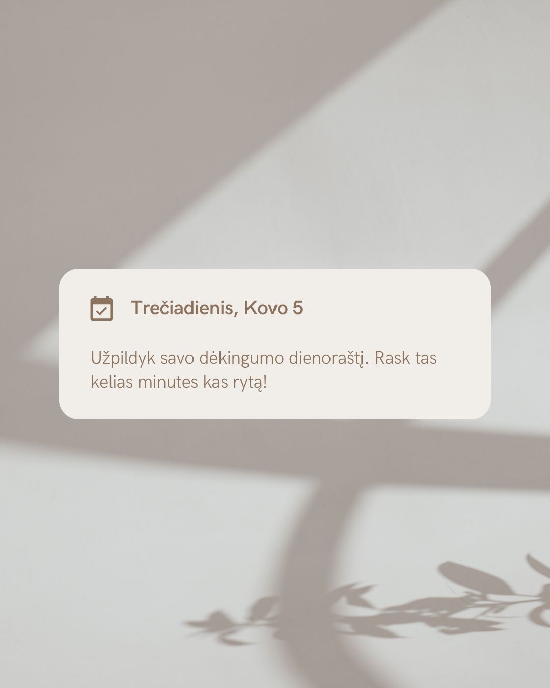 Ar šį rytą skirsi laiko? 🌅
Tikrai žinau, kad susikurti ir laikytis naujo ritualo ar įpročio yra tikrai sunku. Sunku net išlaikyti net tai, ką jau galbūt ilgai praktikuoji. Staiga pradedi kurti šimtus pasiteisinimų, kodėl dabar nėra tinkamas laikas, kodėl negali prisėsti kelioms minutėms. ⏳
Bet geriau po truputį, nei laukti tinkamo meto. 😊 Geriant rytinę kavą ☕? Važiuojant autobusu 🚍? Prieš išbėgant iš namų 🏃♀️?
Tik užrašyk. Nors ir vieną tave džiuginantį dalyką, ir pažadu, diena jau bus užkoduota būti geresne! 💖✨