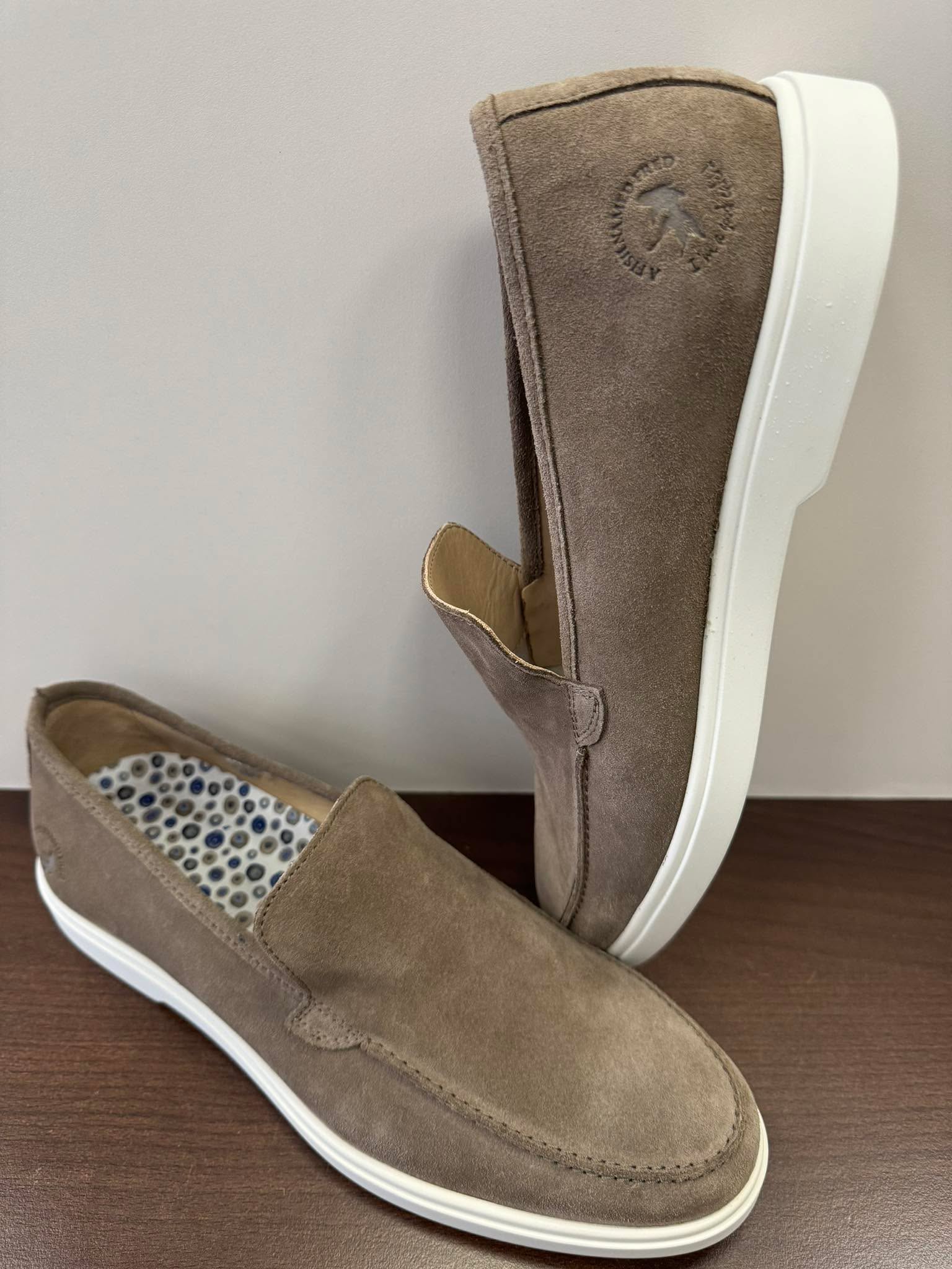 Kožené mokasíny v béžové barvě. Semišová úprava a protiskluzová podrážka. Vhodné na denní nošení ke kraťasům i kalhotám. Ideální pro letní svatby k obleku. ✌😍
e-shop: https://www.mejta.cz/product-page/mokas%C3%ADny-fred-named-fred-nude