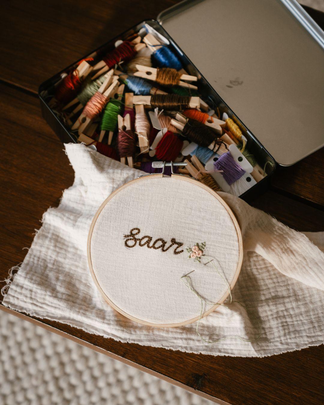 Probeer eens wat anders!
Ik vind het zo leuk om soms eens wat anders te proberen. Je komt er achter dat er vaak veel dingen zijn die elkaar overlappen. Dingen zoals compositie, kleurgebruik, en ontwerpen. En als je kunt tekenen, neem je deze vaardigheden gewoon mee bijvoorbeeld met borduren.
Creatief bezig zijn met iets nieuws kan super rustgevend zijn. Het helpt je focussen, vertraagt je gedachten, en geeft voldoening als je iets afmaakt.
Wat zou jij wel eens willen proberen?
#sketchbook #schetsen #tekenenkunjeleren #creatief #sketchjournaling #aquarel #sketch #oefenen #watercolor #lerentekenen #waterverfvoorbeginners #illustratietips #tips #kleuren #illustreren #hobby #nieuwehobby #aquareltechnieken #creatieveuitdaging