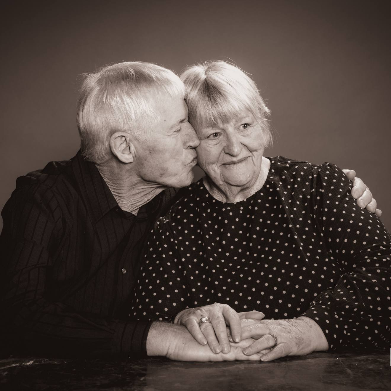 📸💕 This week in the studio, we captured a truly heartwarming moment between two wonderful souls, Barbara and Murray Harris. This is one of our favorite shots from their portrait session. The love and joy between them are so evident in every frame we took. We feel incredibly privileged to have been able to preserve such a special moment for them.
📸 Natwick
🌐 https://www.natwick.co/family-portraits
#portraitphotographer #minifamilyportrait #portraitshoot #studioportraits #existinphotographs #coupleportraits #familyportraits #familyportraitphotographer #familyphotos