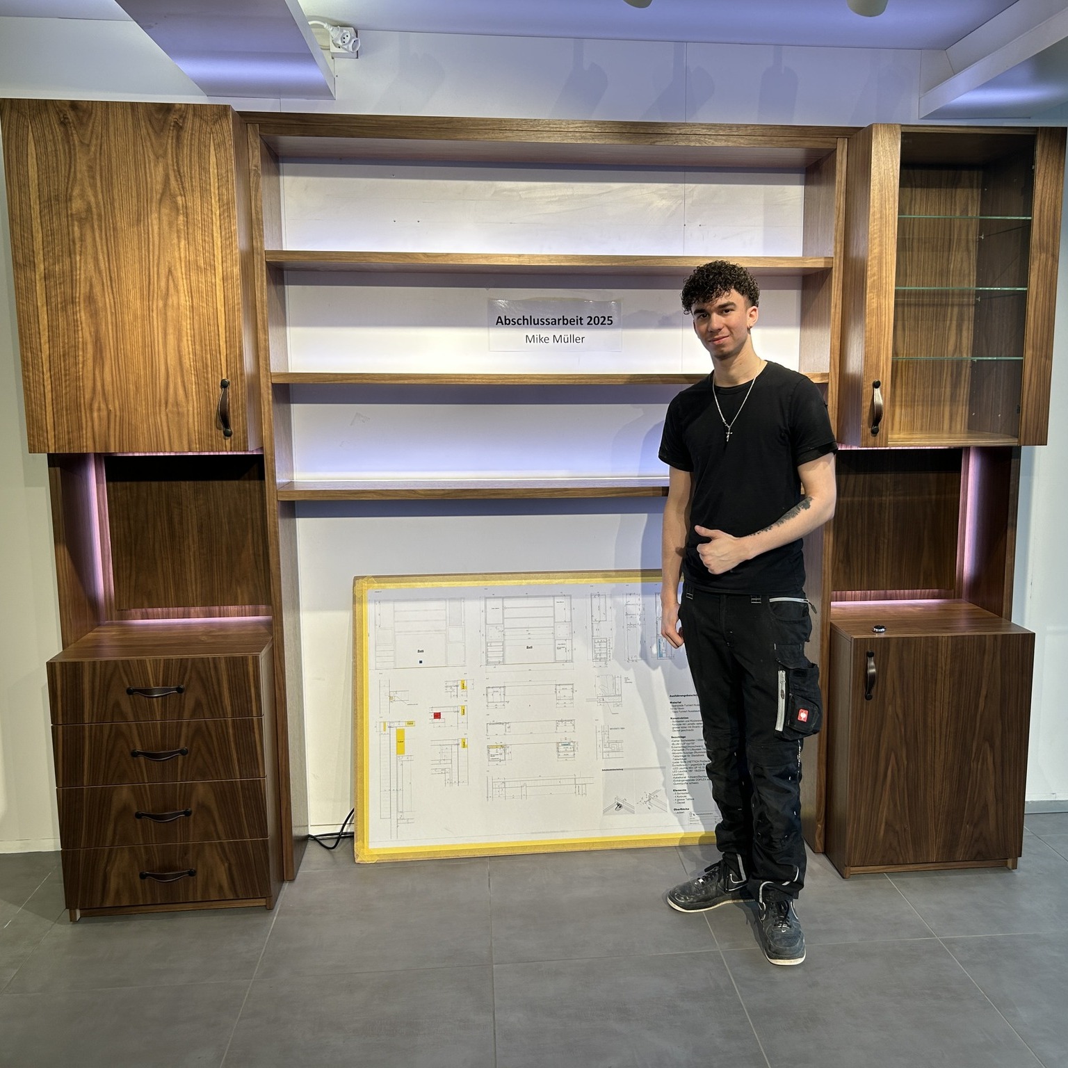 Mit Stolz präsentieren wir das Ergebnis der Abschlussarbeit unseres Lernenden: Ein Schrank mit einem geheimen Fach – eine richtig coole Idee! 🎓✨ Es macht uns stolz, seine Entwicklung mitverfolgen zu dürfen. Wir wünschen ihm weiterhin viel Erfolg! 🎉
#Abschlussarbeit #Lernender #Geheimfach #Stolz #LAP