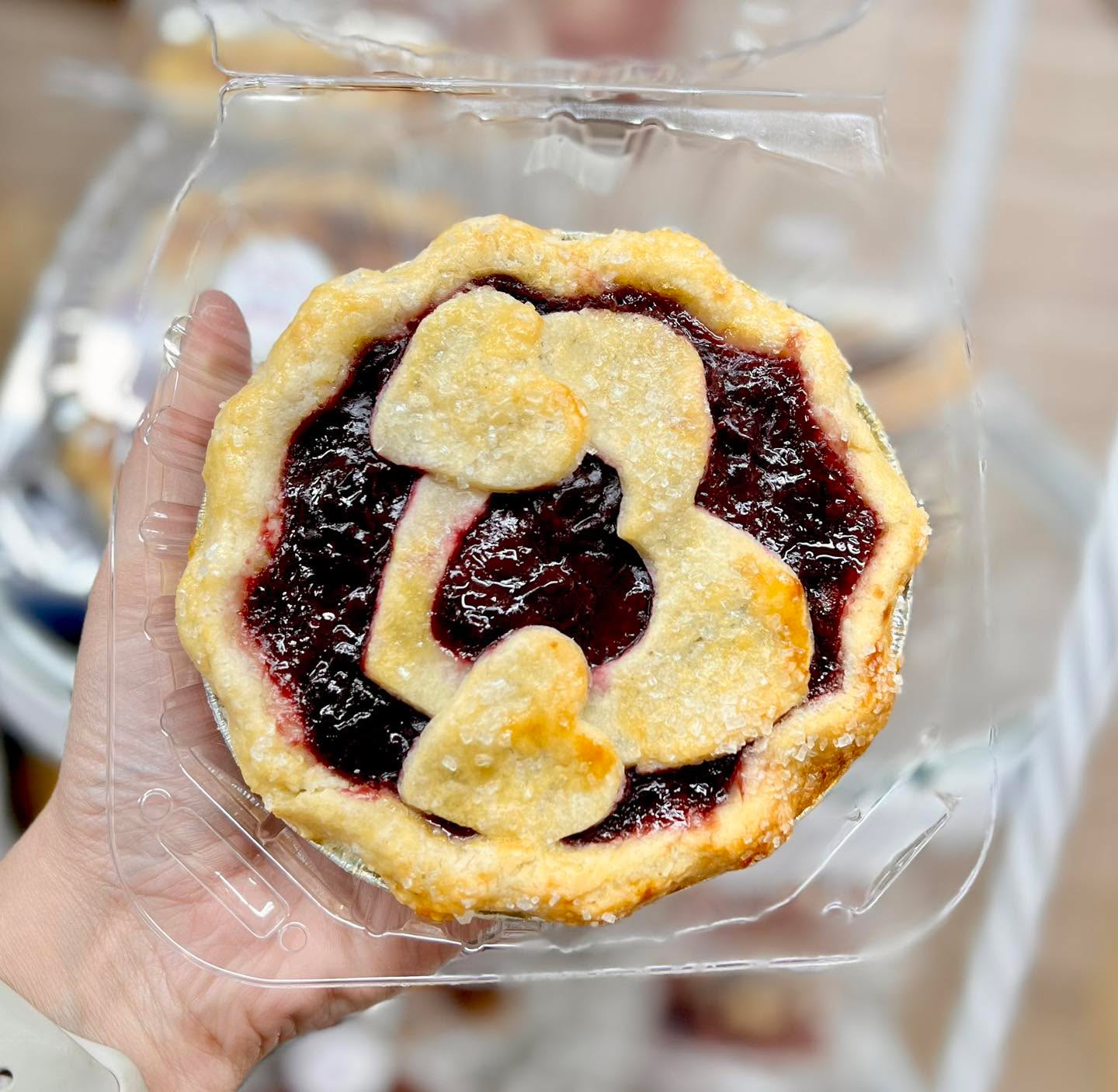 WE’RE BACK and getting ready for Valentine’s Day!! Can you believe it?!?!
We hope you all enjoyed a well needed holiday break as much as we did 🥰
We are open normal hours this week and have baked up some faves for you! 👇🏼👇🏼👇🏼
💫 Artisan Dark Sweet Cherry Mini Pies
✨ Artisan Apple Mini Pies
💫 NEW!! & Delicious Strawberries & Cream Scones
✨ Apricot Raspberry Shortbread Bars
💫 Back By Popular Demand: LEMON CRINKLE COOKIES 🍋🤤
✨ Our Famous Chocolate Chip Cookies 🍪
💫 Old Fashioned Oatmeal Cream Pies (An All Time Fave!)
✨ Deliciously Fresh Lemon Blackberry Pound Cake
💫Decadent Peanut Butter Brownies 😋
And more to come! Lots of samples to try before you buy! We hope to see you in!
Don’t forget there some rockin hot coffees and lattes located right inside the shop! Come check it out!
614 N Beeline Hwy