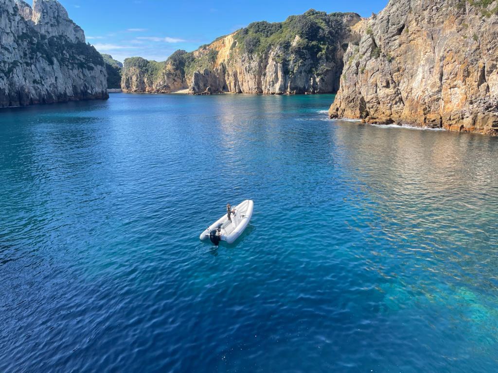 Confidence in your boat is everything!!
The smallest of our Salthouse Coach Boats is the 5.4mtr - this photo was sent to us by two adventurous boaties who made an epic trip to the remote nature reserve & protected wildlife sanctuary of the Mokohinau Islands - 27nm off the east coast of the North Island !!
What a place... 🐟🦑👌🌱