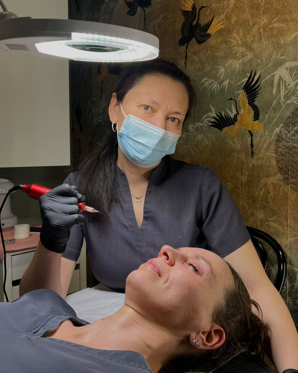 Hils på vår nye kollega Roza 👋🏼
Roza er utdannet permanent make-up artist i Moskva og har tatt kurs i blant annet Microblading med anerkjent profesjonelle. Hun har 11 års erfaring fra bransjen og elsker å jobbe med mennesker.
Hun er nøye og god på å finne riktig pigment/farge for sine kunder. Hun vil alltid sørge for at kunden er fornøyd med formen før hun setter i gang med behandlingen. Hun bruker kun pigmenter som er godkjent i EU.
Klikk innom Instagram profilen hennes @roza_sakovtseva_beautyhouse for å se de ulike teknikkene hun bruker 😉
Hun tilbyr følgende behandlinger:
▪️Bryn: Soft shading og microblading
▪️Eyeliner: Vippeforsterkning eller klassisk eyeliner
▪️Lepper: Hele lepper eller lipliner
Er du interessert og ønsker å vite mer?
Booke deg inn for en gratis, uforpliktende konsultasjon med Roza. Varighet 10min.