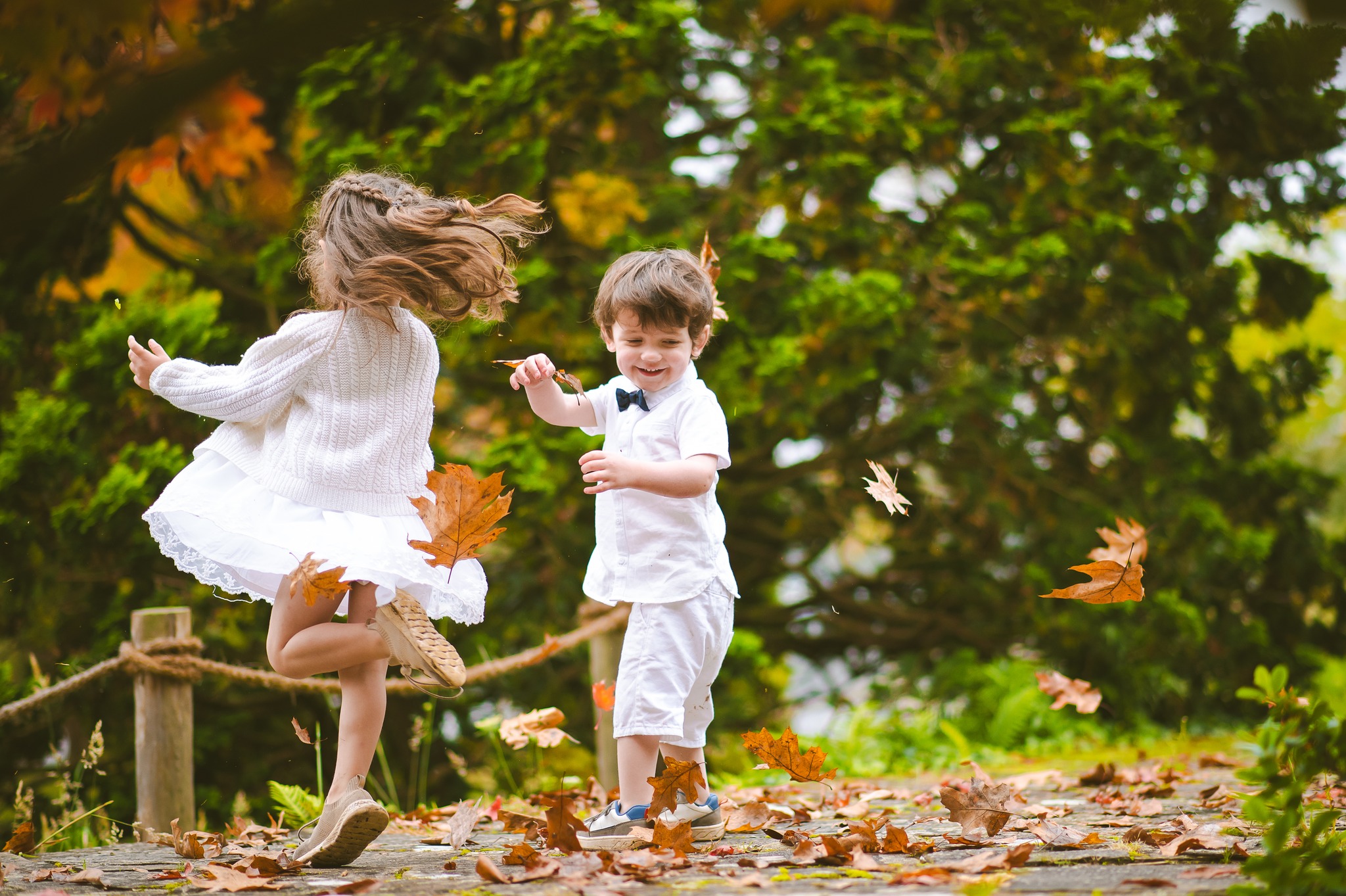 🍂 Quand les feuilles dansent sous leurs pas...
Quelque chose de magique se passe. Le temps suspend son vol et les éclats de rires fusent. Je souris derrière l’objectif en regardant vos enfants jouer ainsi. Vous le savez maintenant, je ne vous fais pas poser. Nous créons des instants ensemble.
👉 Découvrez comment ces moments prennent vie sur www.brin-de-lune.fr
#seancephotofamille #photograpenantes #automneenfamille #brindelune #ideecadeau #seancephotonantes #cadeauoriginal #souvenirsenfamille