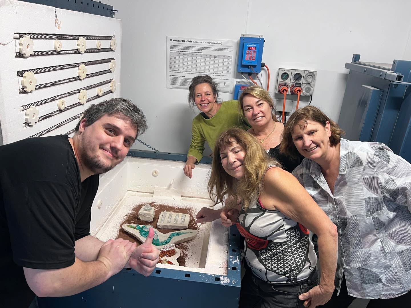 We’ve been having great fun on first day of Sallie Potnoy’s open cast fusing course. Can’t wait to see the results tomorrow. You can see the course details on my website www.sijuglass.com