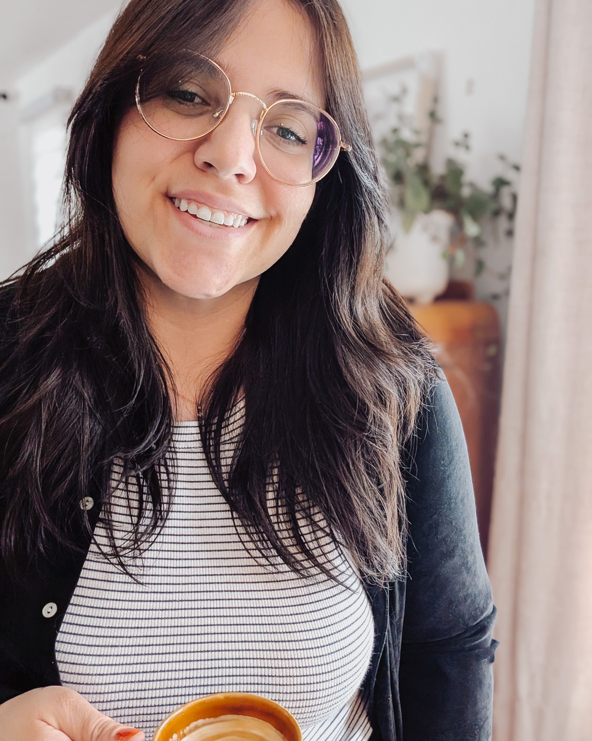 Avril vient d’arriver… et il est féroce. Encore plus que mars! ☔
La charge de travail est intense, les journées s’allongent pis les défis aussi et je l’affronte en solo.
Être solopreneure dans le rush des déclarations d'impôt, c’est pas toujours glamour, mais entre deux cafés pis mon linge mou préféré, je garde le cap sur mes objectifs ! 🧠
Et malgré le rythme soutenu, ce que je ressens le plus, c’est de la gratitude et de la fierté.
Merci. Merci à toutes celles et ceux qui m’ont fait confiance. Pour leur comptabilité. Leur déclaration de revenus. Leur tranquillité d’esprit.
Et merci à moi aussi, de me faire de plus en plus confiance pour piloter ma petite entreprise. ✨
Travailler de chez moi, à mon rythme, avec mon café pis ma to-do : c’est un privilège. Et chaque message de remerciement, chaque référence, chaque sourire dans un courriel me donne envie de faire encore plus.
Merci 💛
Et vous, en avril, c’est quoi votre plus gros défi?