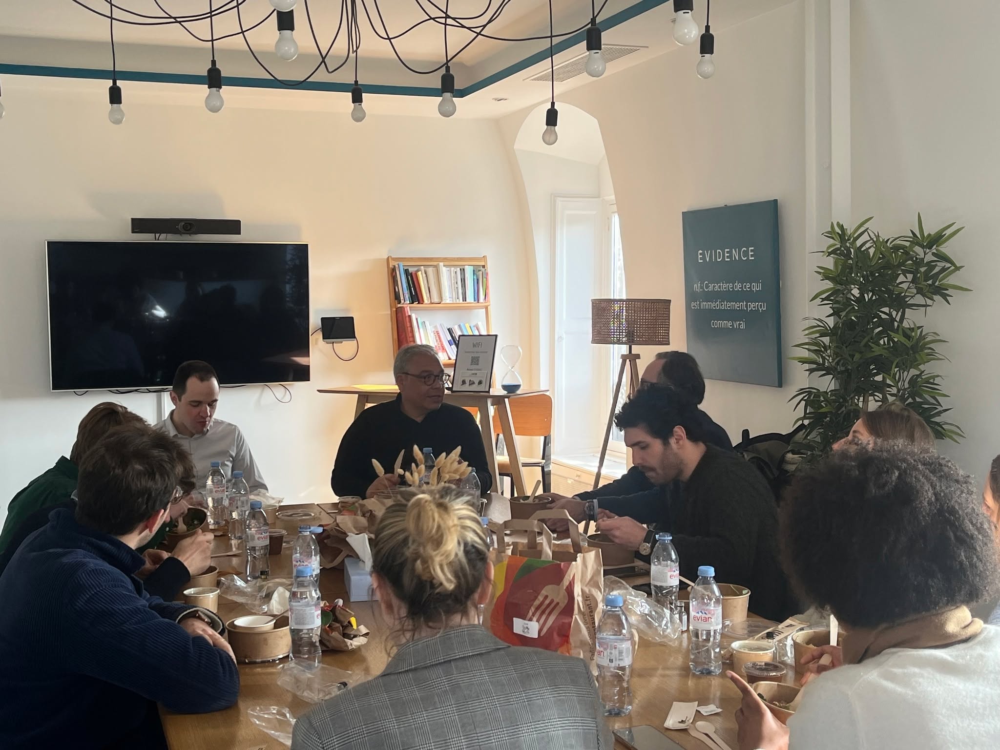 Philippe LE TRUNG a récemment partagé son expertise du marché immobilier lors de notre dernier « déjeuner Culture » interne. Son parcours, ses analyses et ses prévisions sur les marchés français et européen ont été très enrichissants pour l'ensemble du cabinet ÉVIDENCE ! Merci à Philippe pour sa disponibilité et ses précieux éclairages 🙏