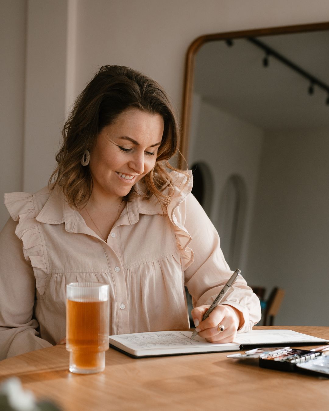 Even geen inspiratie? Ik ga je helpen er zijn namelijk zoveel leuke plekken waar je eindeloos tekeninspiratie kan op doen en nee je hoeft er niet altijd heen!
Wel het leukst natuurlijk. Tekenspullen mee en heerlijk een plekje zoeken om te gaan zitten in het zonnetje en lekker tekenen, maar je kan ook foto's maken en thuis lekker op je gemak tekenen.
Wat ook kan is dat je het op internet opzoek en gewoon lekker thuis oefent.
📍Zuiderzeemuseum, Enkhuizen
Het museum is nu dagelijks geopend. Veel oude huisjes, molen, kerk, bloemen, maar er lopen ook figuranten rond. Super leuk als je wil oefenen met het tekenen van mensen.
Ik ben benieuwd wat je er van vind!
Zal ik nog meer van mijn favoriete tekenplekjes delen?
#tekenen #sketchbook #schetsen #tekenenkunjeleren #creatief #sketchjournaling #aquarel #sketch #oefenen #watercolor #lerentekenen #waterverfvoorbeginners #illustratietips #tips #kleuren #illustreren #hobby #nieuwehobby #aquareltechnieken #creatieveuitdaging