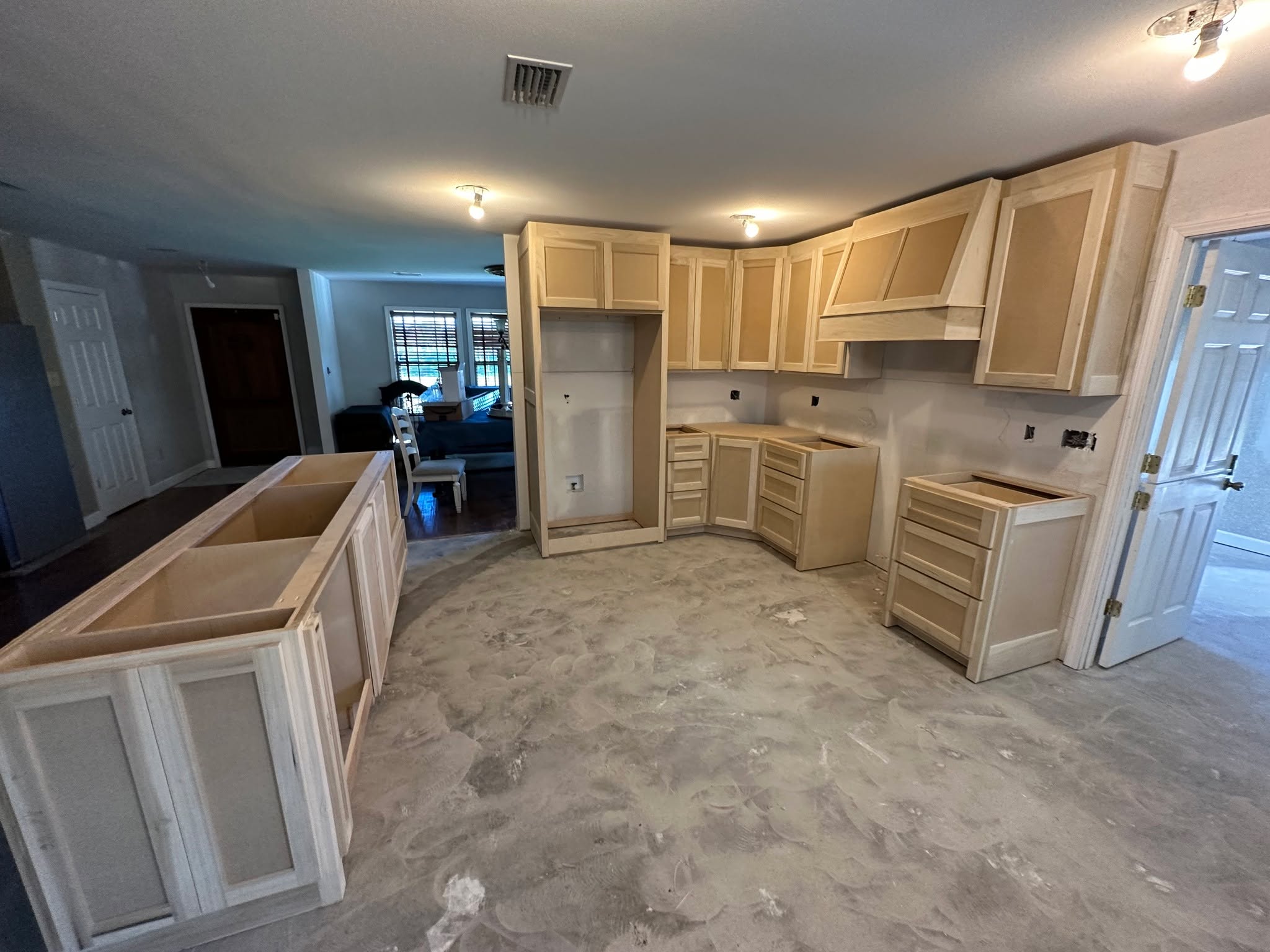 Cabinetry is in the kitchen and laundry, and trim and doors have been installed (cove crown molding on uppers not pictured). Next comes paint.
#abovestandardsllc #outwiththeoldinwiththenew #kitchenisland #remodeling #conwayarkansas #kitchenremodeling #openfloorplan #residentialremodeling #stanekitchen