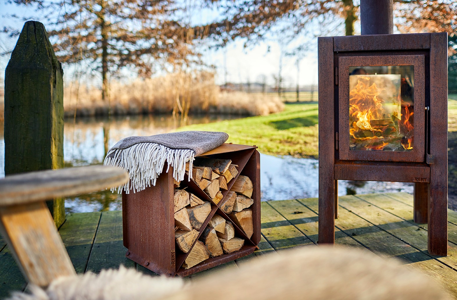 Hëtz, Ambiance am een eenzegaartegen Design . Entdeckt eis Kamäiner aus Corten-Stol fir e gemittlechen Owend op der Terrasse🔥🍂 #wintervorfreude