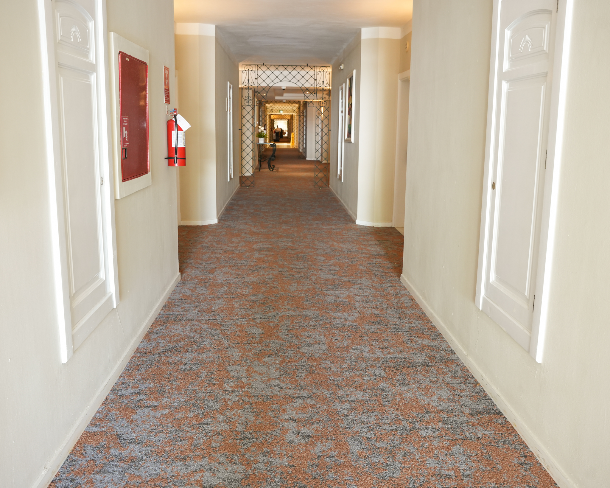 En el Hotel Bahía Príncipe en Playa Nueva Romana, fue seleccionada una alfombra comercial modular de Mohawk Group, ideal para los pasillos de los hoteles. Esta elección realza la estética de los espacios, y también proporciona beneficios clave: una reducción significativa del ruido al caminar, mayor seguridad gracias a su superficie antideslizante y un confort adicional para los huéspedes al transitar por los pasillos.
Nuestra instalación abarcó tres pisos en tres bloques de habitaciones, garantizando uniformidad en diseño y calidad en cada detalle. La combinación de un diseño innovador y materiales de alto rendimiento asegura que los espacios sean atractivos, funcionales y duraderos.
Proyecto: Hotel Bahía Príncipe
Ubicación: Playa Nueva Romana, San Pedro de Macoris
Material utilizado: Mohawk Group GT474 Macro Bloom II, color Sunburst Bark 832