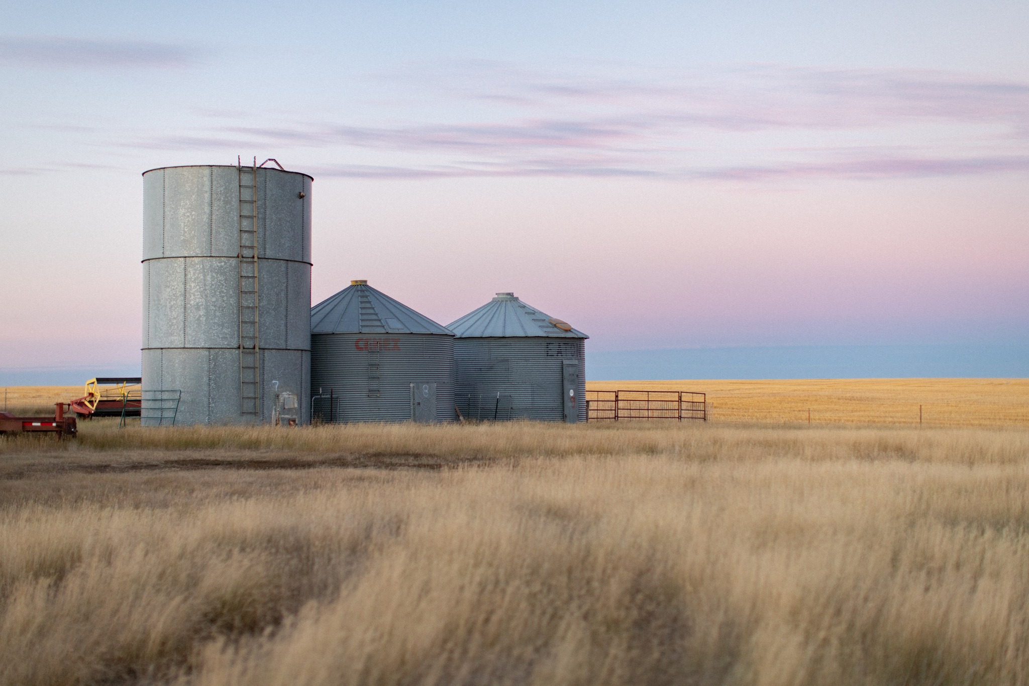 Prairie sunsets out at The Double Batch farm in Taylor, ND...🌾🌙
•
•
•
•
#minotphotographer #northdakotaphotographer #bismarckndphotography #dickinsonphotographer #bismarcknd #ndweddingphotographer #medoranorthdakota #nodakphotographer #minotphotography #visitminot #dickinsonndphotographer #ndlegendary #ndphotographer #ndphotography #minotnd #minot #medora #photography #ndwedding