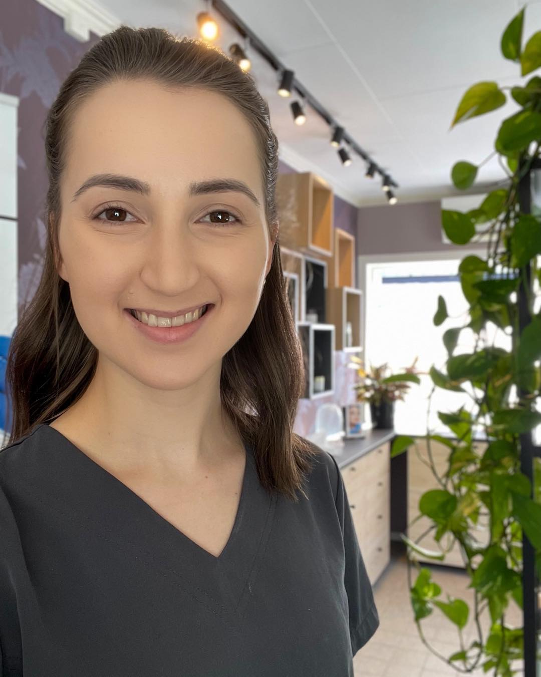 Emilie er tilbake hos oss i sommer ☀️
Vi utvider listene i sommer, så nå kan du også booke behandling hos Emilie i juni og juli!
Emilie har tidligere jobbet hos oss i TemaHud som hudterapaut i fire år og er nå tilbake i et sommervikariat.
Hun tilbyr ansiktsbehandlinger, vipper og bryn, vippeløft, voksing (inkl. brasiliansk), fotpleie- og manikyrbehandlinger 💆🏼♀️
Listene fyller seg raskt opp før sommerferien, så gå inn på vår online booking og sikre deg timer i dag!
Emilie ser fram til å ta imot både tidligere og nye kunder i sommer! Velkommen ☺️