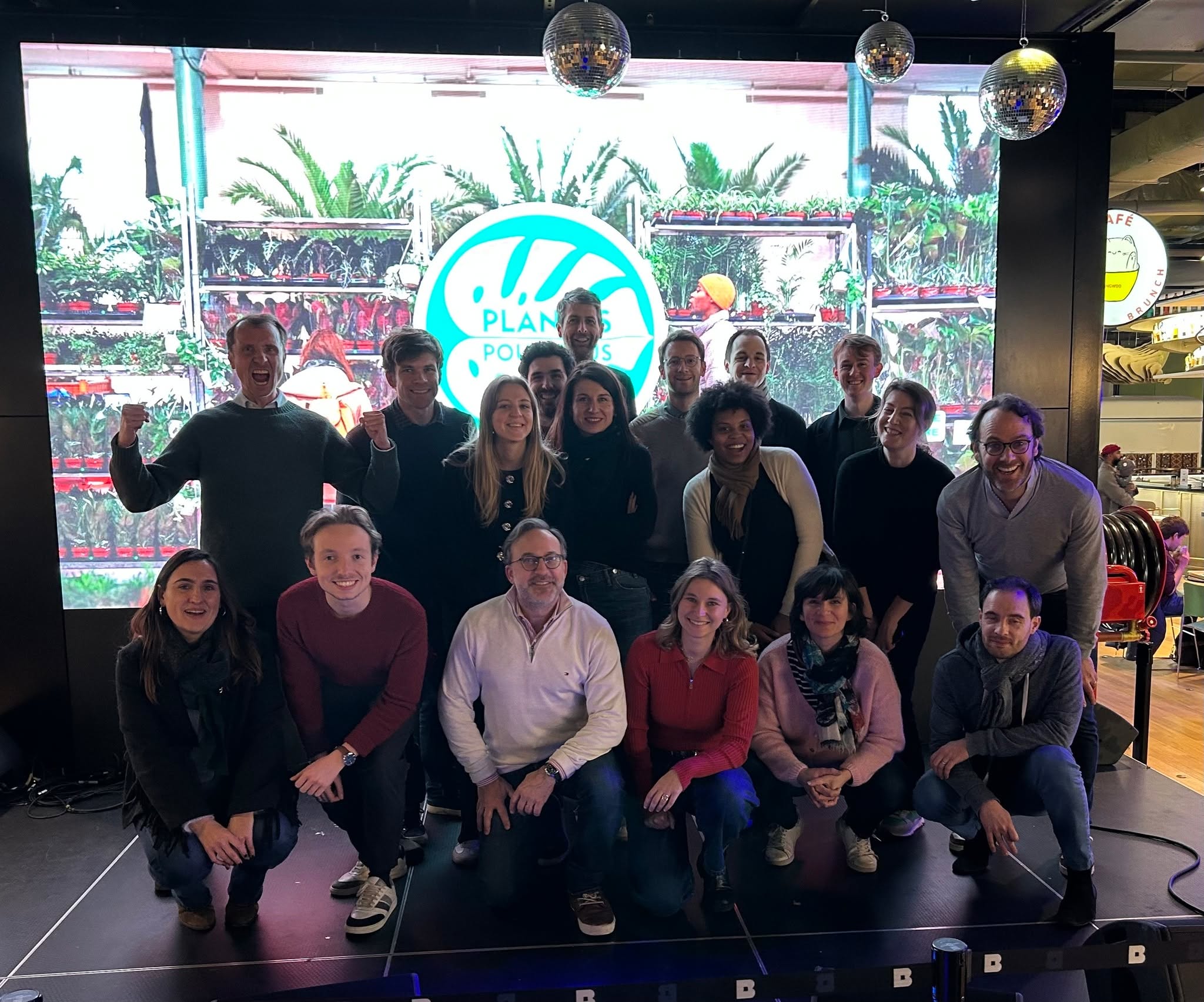 Moment de cohésion interne à Boom Boom Villette pour les équipes du cabinet Évidence, du studio Mr Byron et de la Fédération Française des Trucs qui Marchent 💥
Une nouvelle destination incontournable au nord de Paris, le premier « food and leisure market » de France, située au cœur de l’écosystème vibrant de La Villette.
Un grand merci à Ashley Geurts et Apsys pour leur accueil 🙏