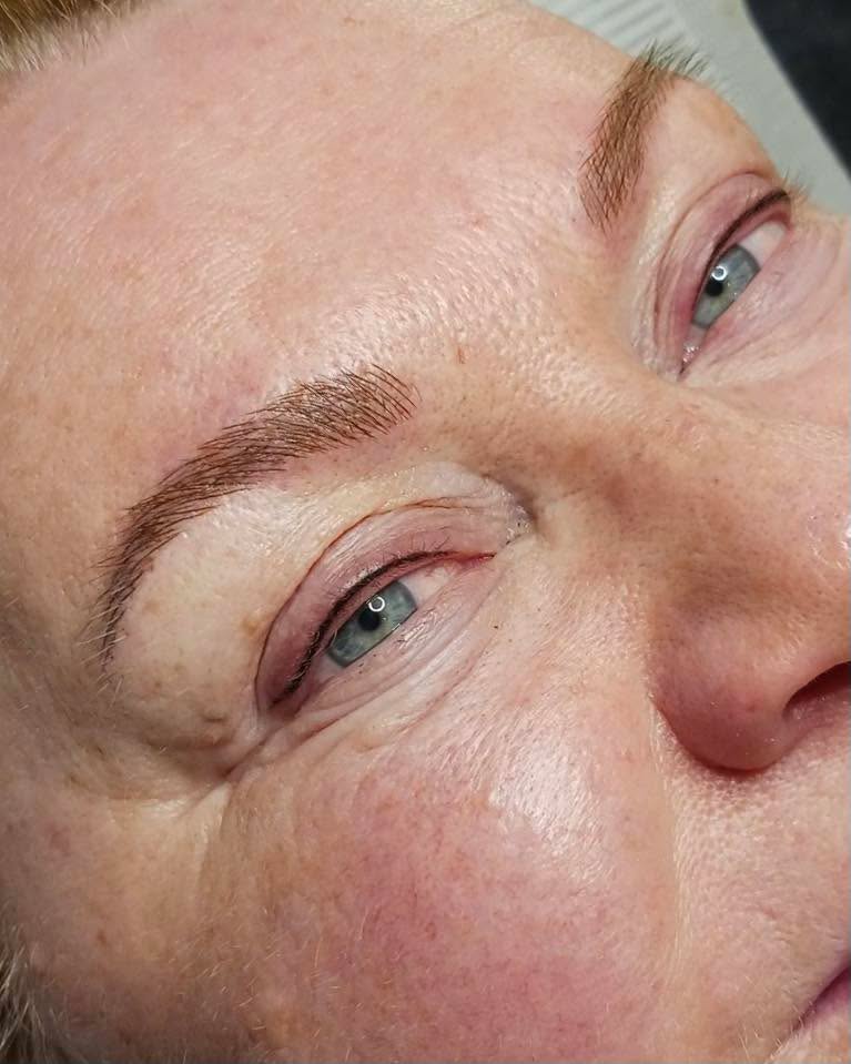 Microblading 🖋️ utført av Roza
Har du prøvd brynserum uten mye hell?
Da kan dette være et fint alternativ ☺️
Microblading er en semi-permanent makeup behandling hvor man «tegner» inn hårstrå for å skape en illusjon av mer fyldigere og veldefinerte øyenbryn.
Pris: 3 500,-
Mikroblading påfyll: 2 000,-
Nysgjerrig på om dette er noe for deg?
Booke deg inn for en gratis, uforpliktende konsultasjon med Roza. Varighet 10min.
