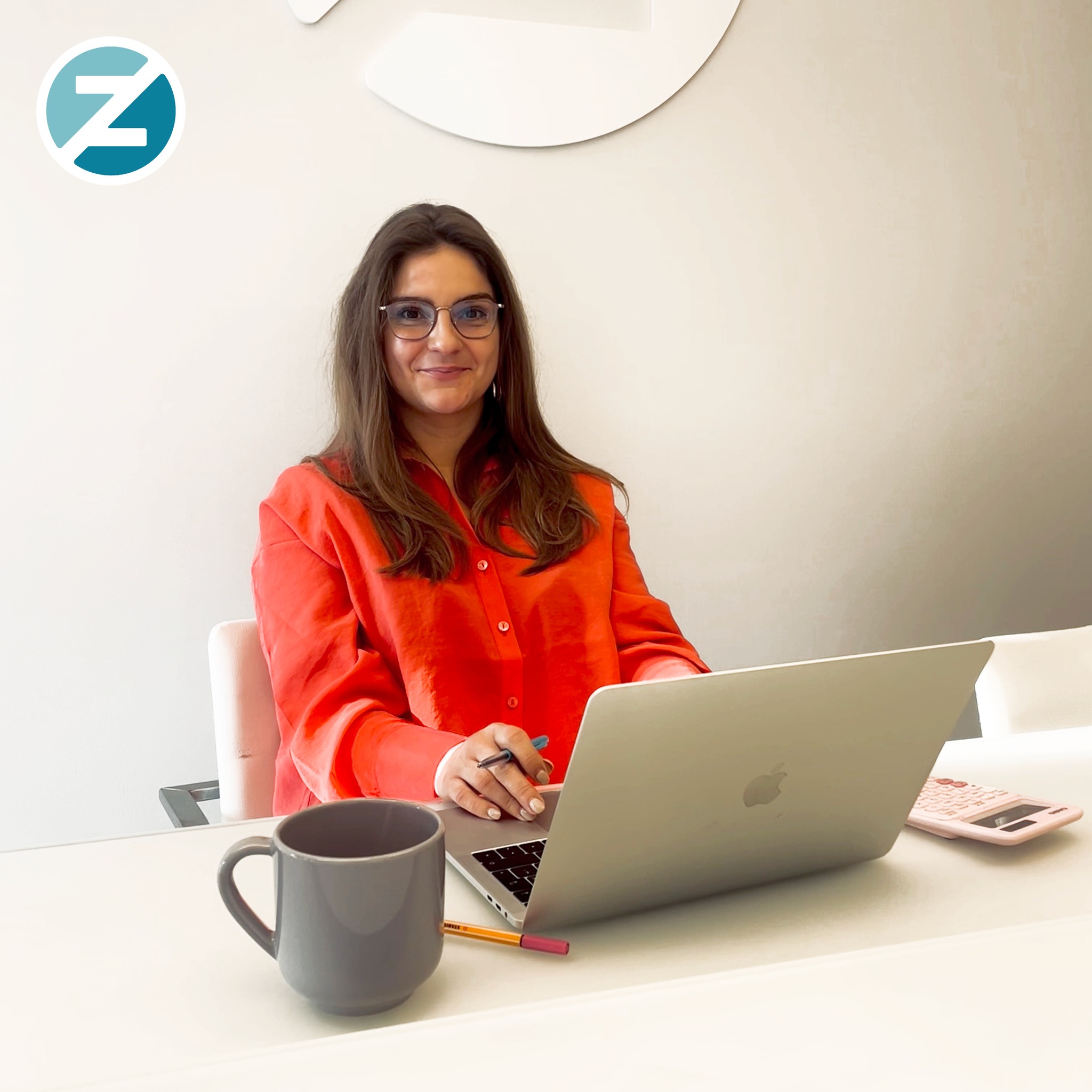 Op internationale vrouwendag willen we de kans nemen om onze rots in de branding even wat extra in de picture te zetten! 👩 Maak kennis met @graulssara de office manager van @zozreclame. 🖥 Zij zorgt voor stabiliteit in de planning, is een vast aanspreekpunt voor onze klanten en ondersteunt onze projecten van a tot zoz. 📅 👩🏻💻📞 Maar niet alleen dat, ze is ook ons zonnetje in huis en zorgt zo voor de positieve vibe! 💪 Happy Women's Day. 💜