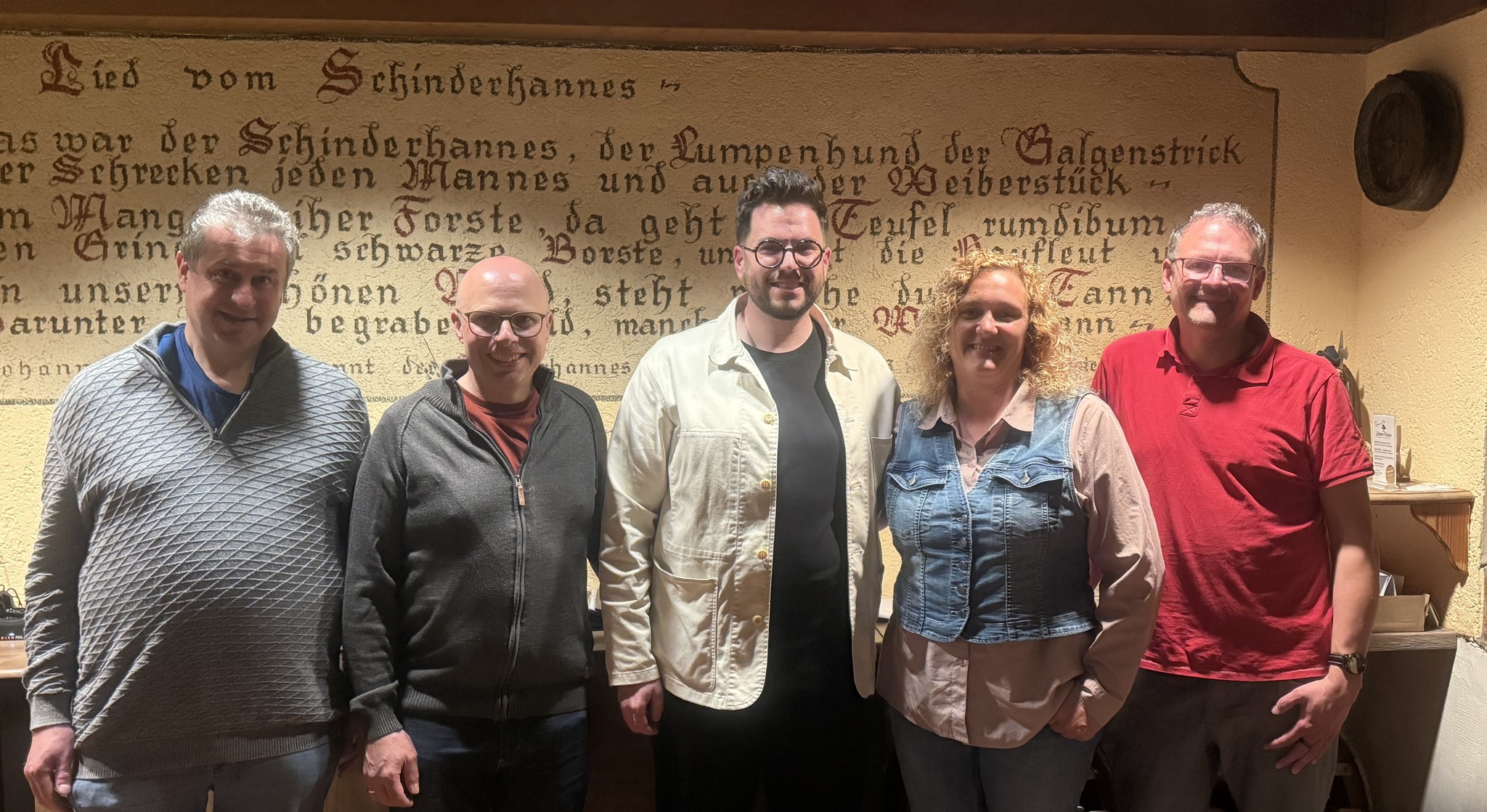 Unser Ortsverein Bad Buchau/Bad Schussenried hat einen neuen Vorstand gewählt 🗳
Für die nächsten zwei Jahre werden Alexandra und Fabian Mader als Doppelspitze die Geschicke lenken - zusammen mit Kassierer Robert Hohl und Schriftführer Matthias Hummler 💪
Unser Kreisvorsitzender und Landtagskandidat Simon Özkeles war ebenfalls vor Ort und beglückwünschte das neue Vorstandsteam 🌹
Ein großer Dank geht an Mathias Rieger und Beate Walaschek-Leube, die in den letzten Jahren als Vorsitzender bzw. Stellvertretende Vorsitzende den Ortsverein angeführt haben. 🙏
#spdbw #SPD #federsee #sozialepolitikfürdich #landkreisbiberach #badschussenried #DemokratieLeben #Federsee #badbuchau #ingoldingen #allmannsweiler #dürnau #kanzach #oggelshausen #tiefenbach #seekirch #alleshausen #moosburg #betzenweiler