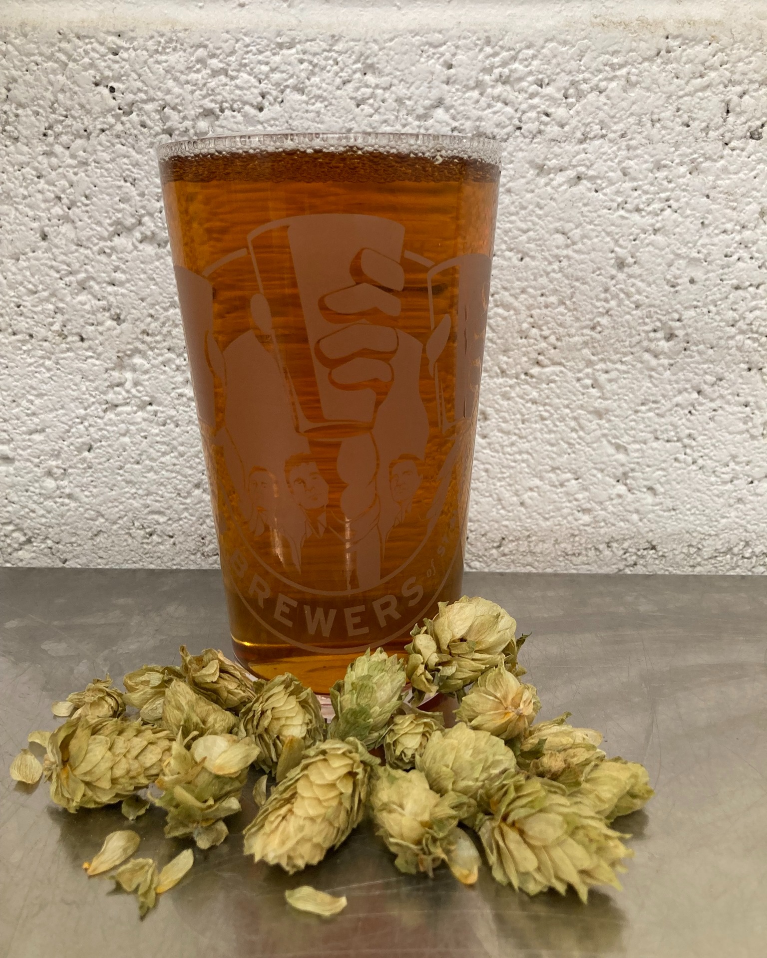 This Saturday (30th Nov) we've got a fabulous line up for you good folks.
Firstly we've just tapped the first cask of our new ultra limited edition Dry Hop Blonde ale. This is a tremendously fragrant, hoppy and dry blonde ale. It will be available in pubs in the next couple of weeks, but till then the only place to enjoy it is at the brewery.
Secondly we're honoured to host the latest 'Building Bridges' event for Kersey Guitars. It's a slightly nerdy meet up of guitary types, hosted by the ever affable string bending maestro Matt Kersey. You don't need a sickly Strat or a Gibson with the gripes, just an interest in guitars, or music, or beer. It's a really friendly afternoon with a lovely bunch of people.
We're of course open to regular punters too. And to help ease us into the festive spirit I'm brewing up a vat of mulled wine and have secured a mountain of mince pies. We'll also have a fab range of our beers on tap, in bottles and in mini kegs.
Taproom:
Sat 11-5 (plank spanking from 1 ish)
M-F 8 till 4
See y'all soon
The 3 Brewers of St Albans