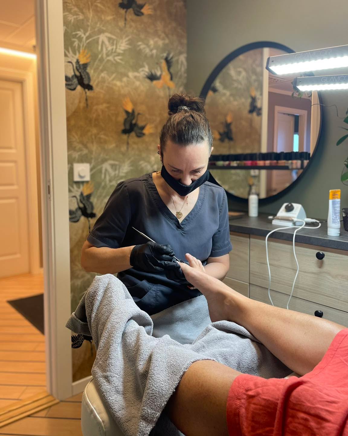 Eva begynner på studier! 📚🤓🦶🏼
Fra og med neste uke begynner Eva på autorisert fotterapi studie ved siden av jobb. Det vil si at hun er borte fra jobb én uke hver måned for å delta i praktisk og teoretisk undervisning. Studieforløpet varer i ett og et halvt år.
Emilie er fortsatt tilgjengelig for behandlinger i salongen når Eva deltar på studie. Ønsker du likevel å sikre deg en time hos Eva kan det fremover være lurt å være ute i litt ekstra god tid 😉
Etter endt utdanning vil Eva i tillegg til tradisjonell fotbehandling kunne hjelpe deg med å identifisere årsaker til smerter og lidelser i fot, hofte og rygg, samt forebygge og behandle fotlidelser.
Eva ser frem til studiestart og vi gleder oss til å kunne tilby deg et enda bredere behandlingstilbud hos oss på TemaHud!