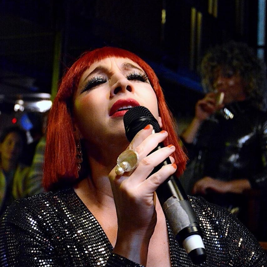 💘⚡Au @cabaret.lesecret : luxure, désordre et volupté 💋🧞♀️
Queues de lapin, oreilles de chatte
Capes et chapeaux, langues de vipères
Chansons méchantes et délicates
Bien s’amuser avant le cimetière ….
Très fière d’avoir écrit la chanson qui ouvre ces folles soirées !
#cabaret #cabaretlesecret #cabaretshow #parislanuit #parisbynight #kabaret #jeanneplante #auteurcompositeurinterprete