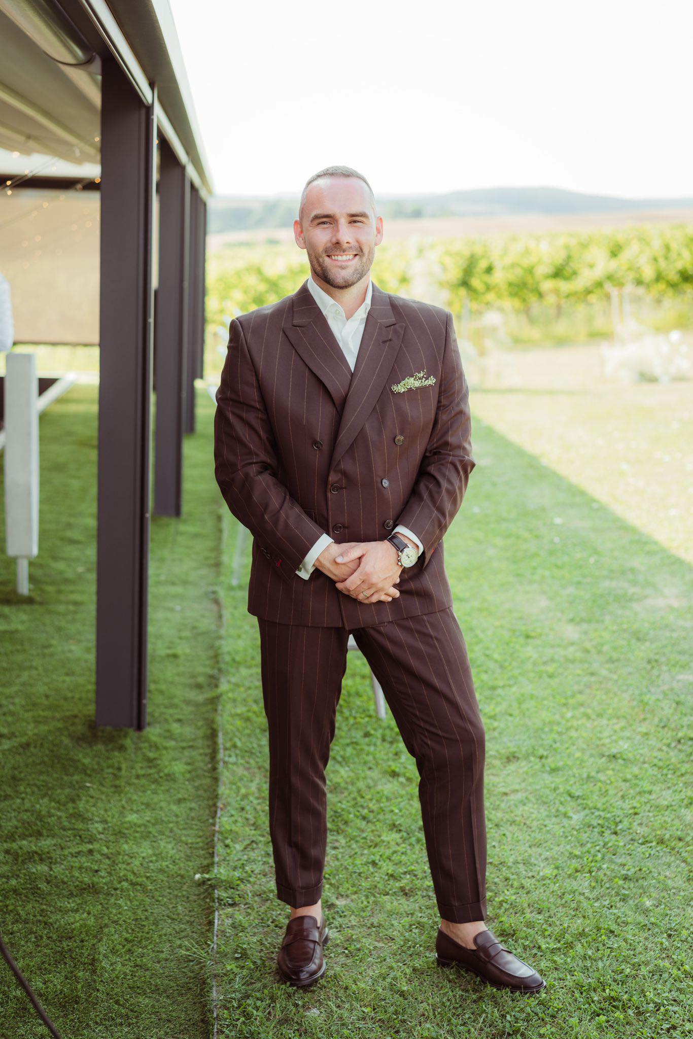 Novomanželé Groulíkovi. 🤎
Oblek na míru z italské vlny v dvouřadém provedení.
https://www.mejta.cz/bespoke