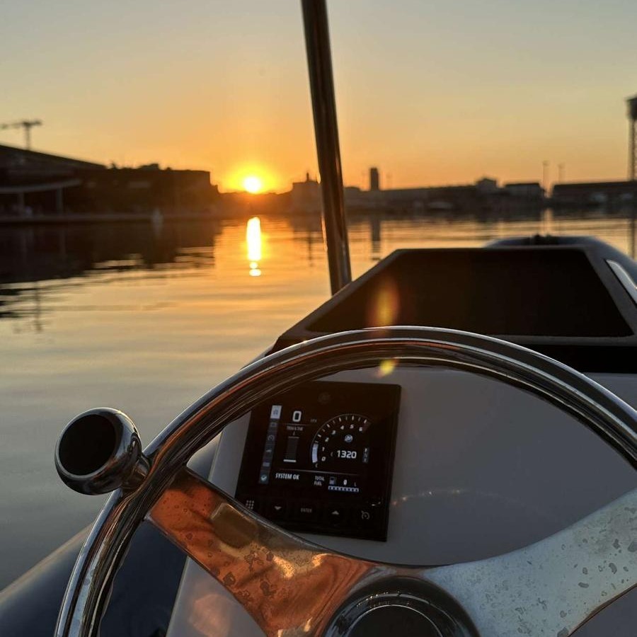 The early bird catches the worm - Salthouse marshall boats up with the sun in Barcelona, ready for more action on the water. 🌞🌞