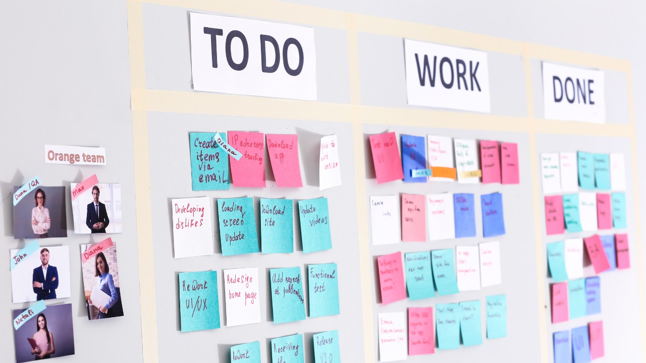 Finish the Week Strong: Tackle That One Pending Task ✅ Before the weekend, take a moment to complete one lingering task. What’s on your to-do list today? 🎯📌 #FinishStrong #EndTheWeekRight #myurbanoffice