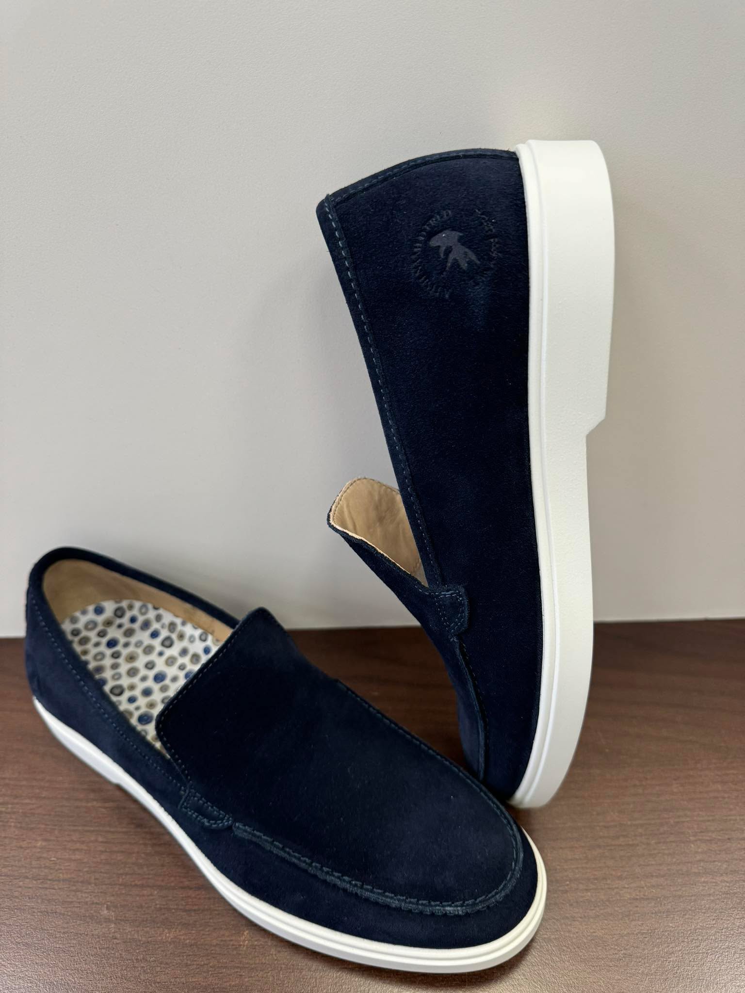 Kožené mokasíny v temně modré barvě. Semišová úprava a protiskluzová podrážka. Vhodné na denní nošení ke kraťasům i kalhotám. Ideální pro letní svatby k obleku. ✌😍
e-shop: https://www.mejta.cz/product-page/mokas%C3%ADny-fred-named-fred-blue-ko%C5%BEen%C3%A9