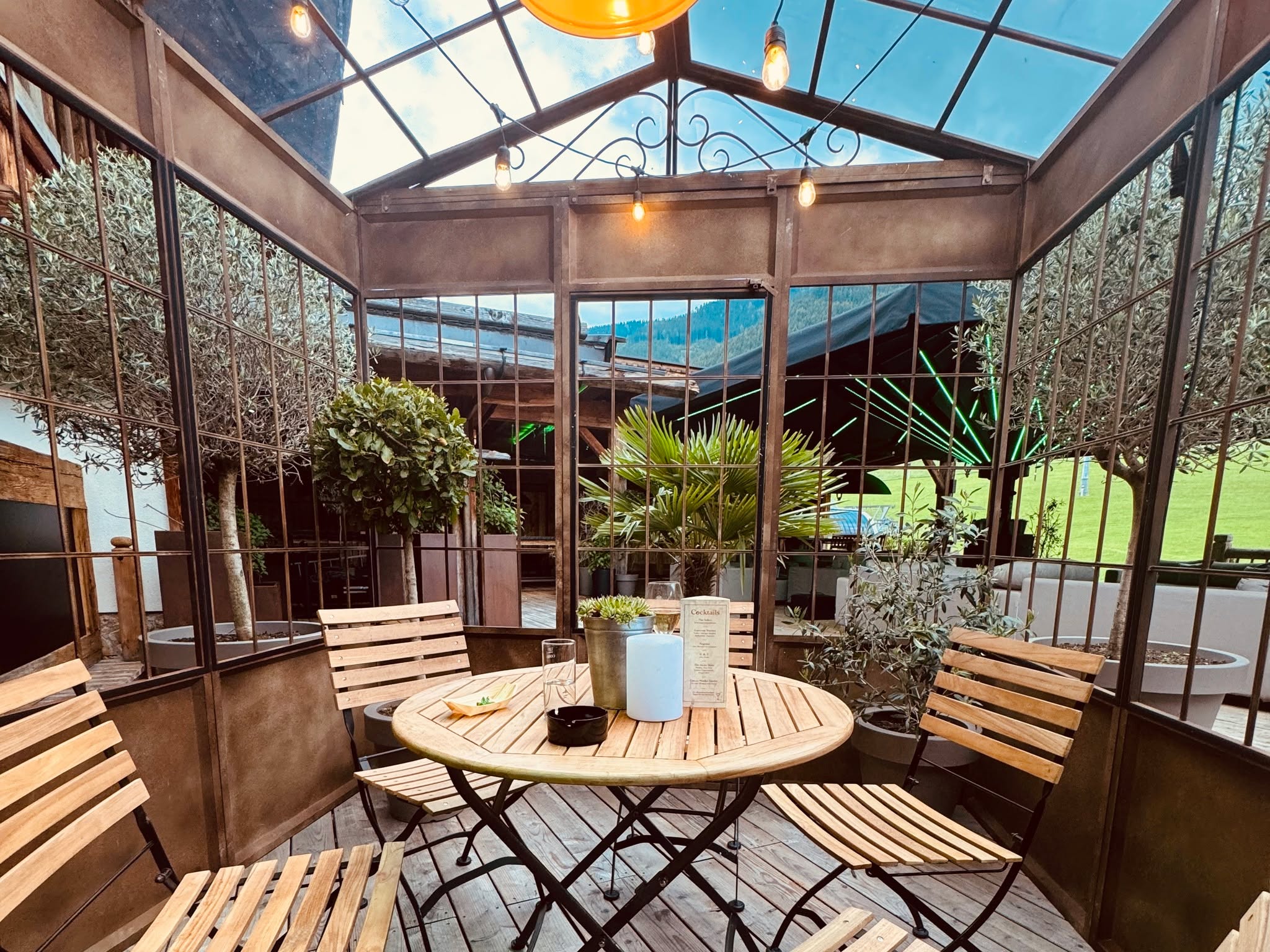 Unsere Pavillons Provence beeindrucken durch ihre stiltypische Sprossenfenster-Optik und eignen sich perfekt für Hochzeiten, Gartenfeste oder Geburtstagsfeiern.
- aufwendig verarbeitet & verziert
- Antik-Finish
- einfacher und leichter Aufbau
- individuell anpassbar
➡️ https://eventshop.tirol/collections/verkaufshutten-marktstande/products/pavillon-gewachshaus-provence
#fantasyeventengineering #eventengineering #tirol #topservice #professionell #zuverlässig #pavillon #gewächshaus #temporäreüberdachung #gartenfest #hochzeit #wedding #birthdayparty #birthday