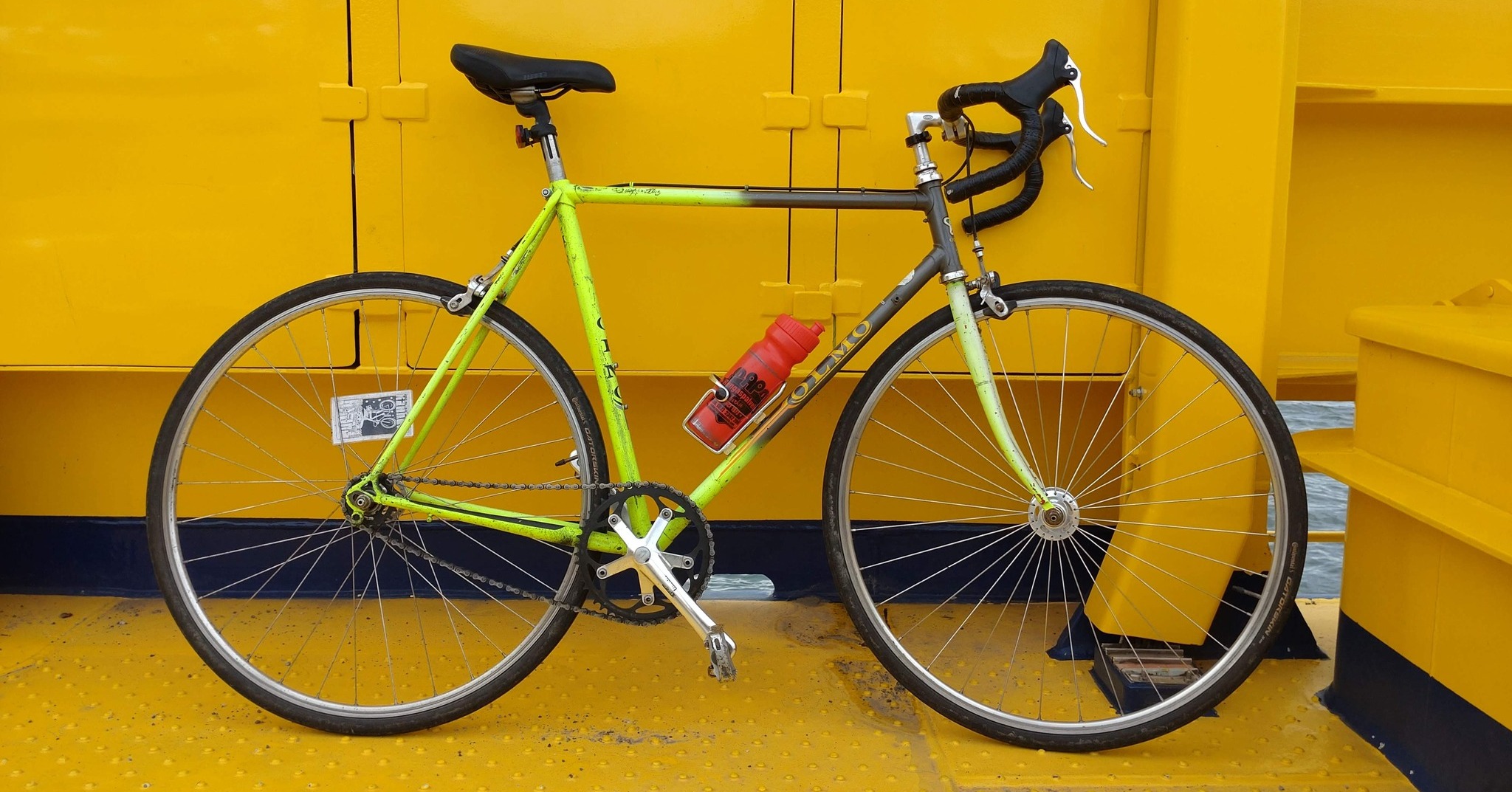 Saariston rengastie pyöräillen päivässä. Näin se onnistuu.
.
.
Saariston rengastielle ei kannata lähteä kiirehtimään. Lyhyt rengastie on noin 100 km ja pitkä luuppi on noin 180-200km. Lyhyt kannattaa jakaa vähintään yhteen yöpymiseen ja pidempi reitti on miellyttävä vähintään kahdella yöpymisellä.
Jos kuitenkin olet, niinkuin mekin, keskellä ruuhkavuosia, saatat joutua toisinaan nauttimaan elämän iloja pikakelauksella. Tässä siis retkivinkki sinulle - lomasuorittaja.
Saariston rengastie on mahdollista pyöräillä yhdessä päivässä. Lähtö on noin viideltä Turusta ja paluu ilta seiskalta tai kasilta. Toisinaan matkavauhtia täytyy pitää noin 24 km/h keskinopeudella, mutta suurin osa menee 20 km/h keskarilla oikein helposti.
Reitti kannattaa suunnata Velkuan kautta, tällöin välttää puuduttavan maantieosuuden Kustavin tiellä. Reitillä tulee paljon taukoja, joten voit painaa pyöräilyosuudet intervalli-omaisena harjoituksena. Reitin pituus on noin 180 km. Unohda sähköfillari, tämä retki tehdään kevyellä luomupyörällä. Et myöskään tarvitse mukaan enempää tavaraa kuin tuulitakin taskuihin mahtuu.
Vahva suositus retkelle jos olet:
kiireinen, kaipaat haasteita, tyhmä/hullu, liikut henkesi edestä tai tykkäät pyöräilystä.