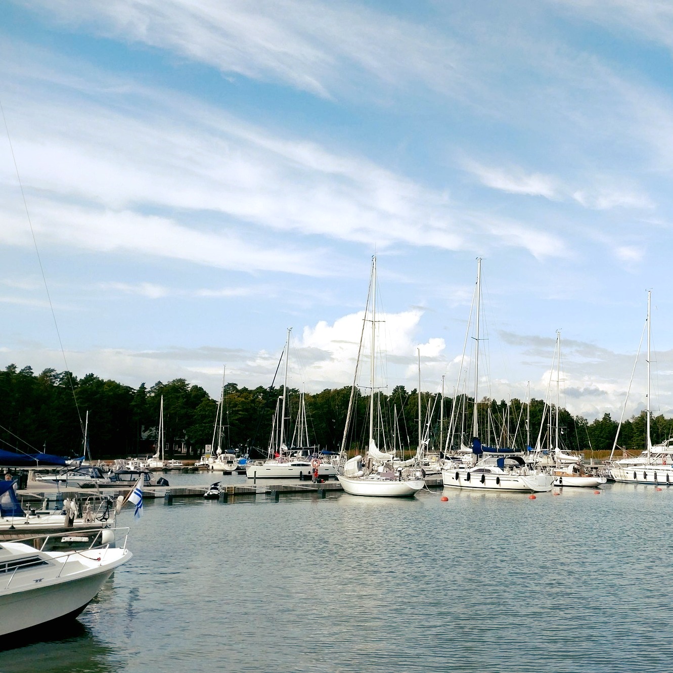 Kun viestintäosaston päällikkö (lue: somevastaava) hukkaa muistilapun jossa oli sometilien tunnarit, niin eipä se sometili ole kovin lit (lue: lit).
.
.
.
Nyt ne tunnarit on löytyneet. Ollaan etsitty niitä koko kesän toimistosta, saaristosta mökiltä, veneeltä, terdeltä, saunasta ja uimarannasta.
Tässä kuva yhdeltä etsintäreissulta. Tunnistatko missä olimme?
Vihje: legendaariset valkosipulietanat, paistettua patonkia ja valkoviini.
#saaristonrengastie #onnipyöräsuomi #kissmyturku #sähköpyöräily #movelo
