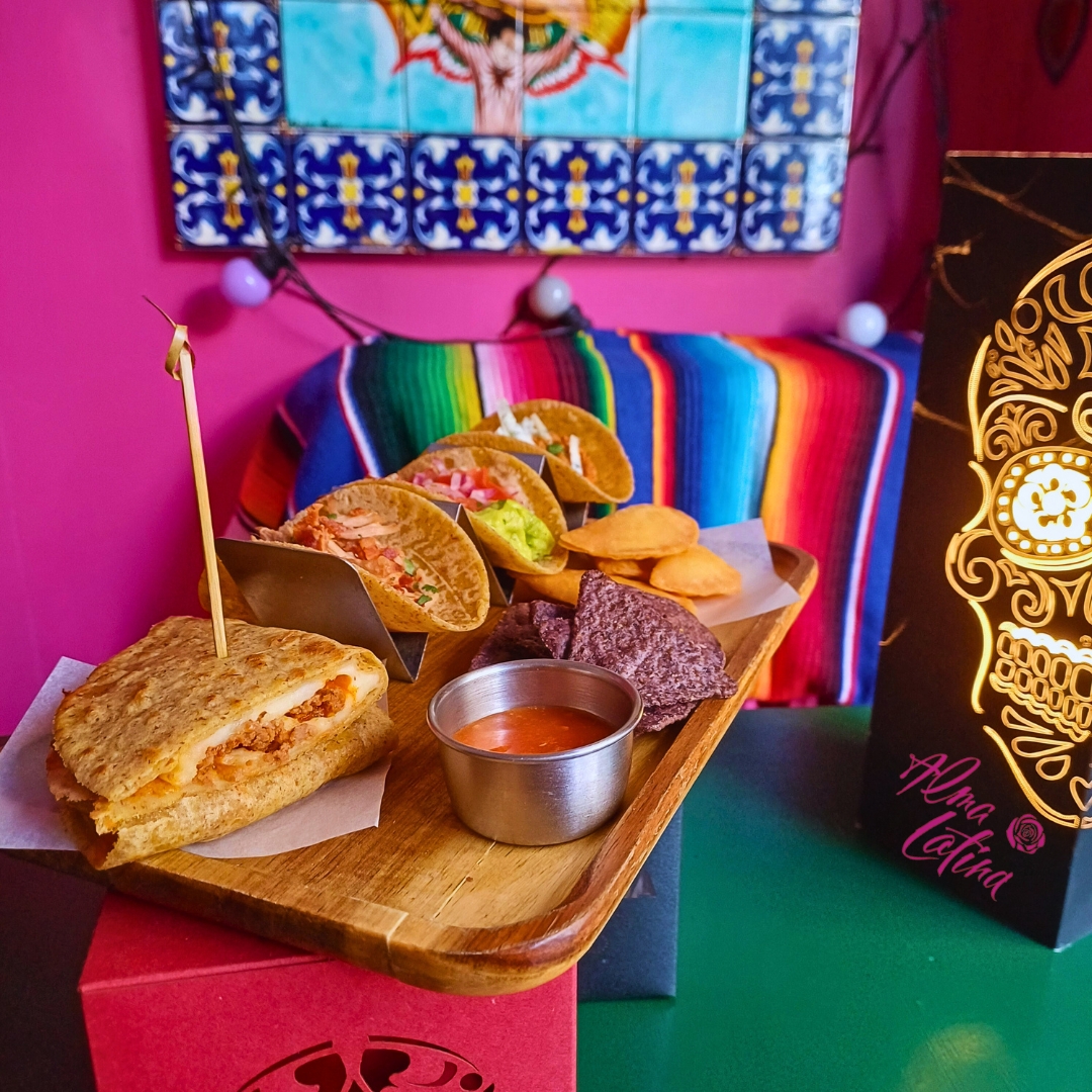 Niente incarna la magia delle tradizioni culinarie come lo Street Food ✨😍✨
Qui da Alma Latina, mangiare con le mani diventa un rituale liberatorio, dove i tacos, le quesadillas e le empanadas diventano veri e propri strumenti di condivisione!
🌮🌮🫓🧀🥑
Tra un assaggio e un sorriso, unisciti a noi per celebrare la bellezza dell'essere umani e ritrovare la gioia anche nei gesti più semplici e primordiali. 😊😉
#sìètuttosenzaglutine #senzaglutine #tacos #igpiemonte #senzaglutin #torino #torinofoodporn #sansalvario #glutenfree #senzaglutinecongusto #aicpiemonte #cucina #igtorino #condivisione #streetfood #streetfoodlover #fingerfoodparty #fingerfoods