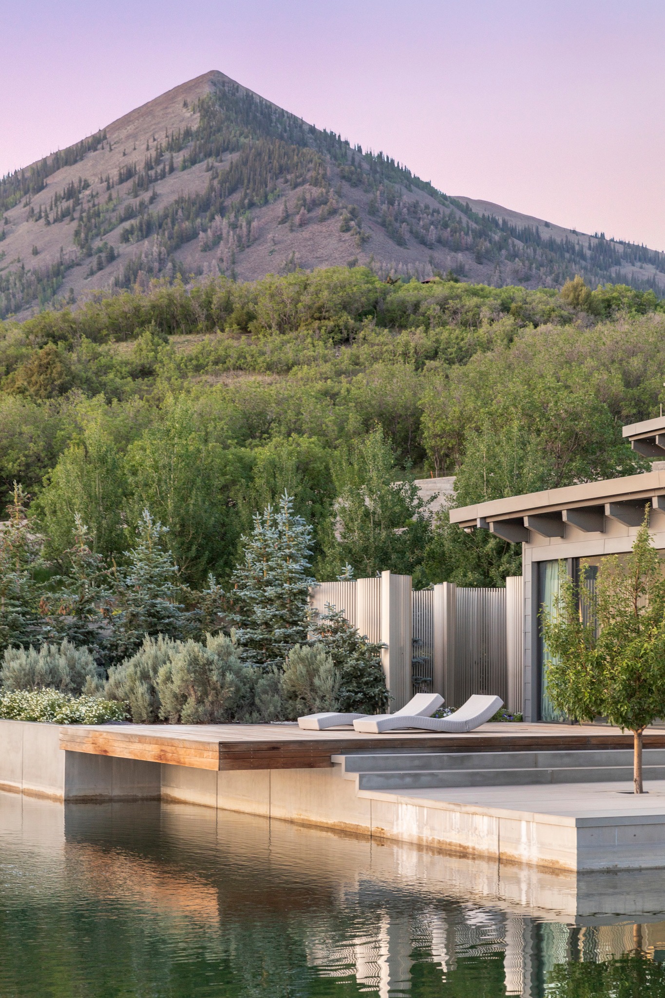 lounge chairs, poolside perfections and a view that takes your breath away -- this is what summer dreams are made of! ☀️⛰
Located on the slope of a hillside, the bg team was able to bring native planting to the design, creating a seamless transition from built to the natural landscape.🌲
#landscapearchitecture #landscapedesign #gardenoasis #colorado #mountainlife #designinspo #designinspiration #luxurydesign #mountaindesign #plants