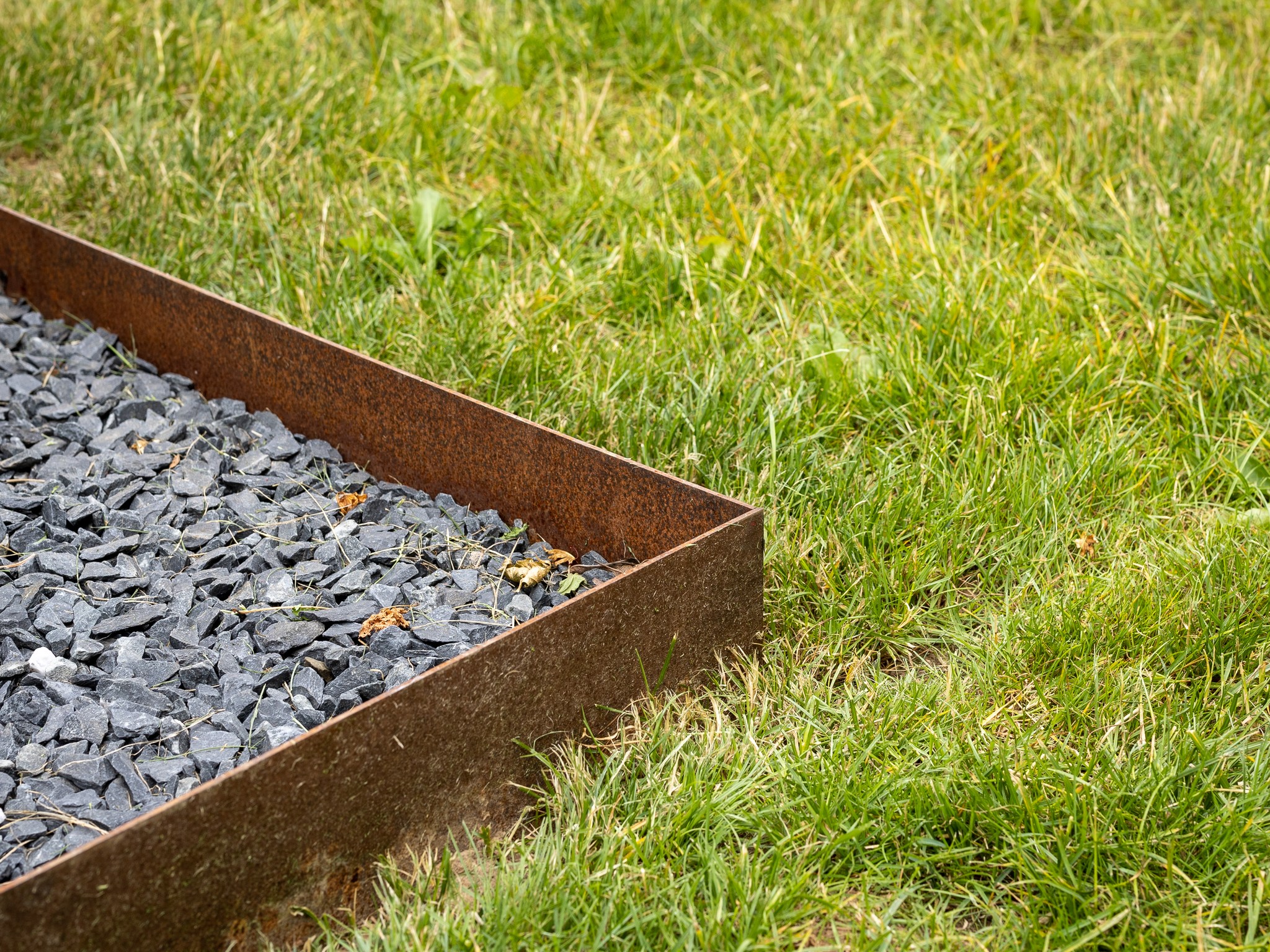 Rasenkanten / Borduren aus 3mm CORTEN-Stol
8 Varianten emmer op Stock
Borduren déi einfach mat Piqueten an de Buedem geschlo ginn oder Borduren dei an den Beton gesaat ginn
Mir schneiden iech d'Borduren je no Besoin och optional op Mooss
Dir kennt eis Rasenkanten op Letzshop an eisem Shop online bestellen oder per Email är Commande machen :
👉 https://letzshop.lu/de/bourscheid/vendors/metal-line
👉 info@metal-outdoor.lu