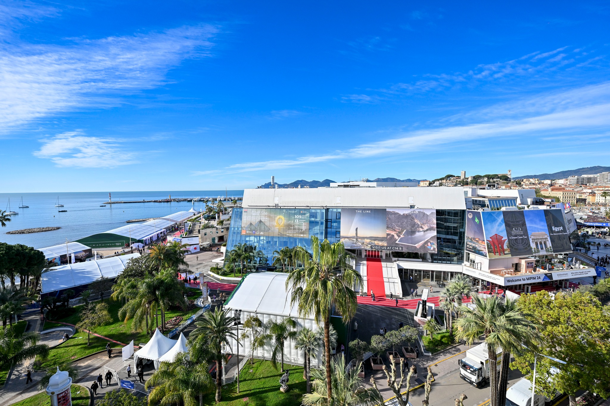 Notre équipe vous donne rendez-vous à Cannes pour le MIPIM !
Du 10 au 14 mars prochain, nous serons présents pour le sommet mondial de la ville et de l’immobilier avec le Studio Mr Byron et la FFTM – Fédération Française des Trucs qui Marchent pour de beaux temps forts d’ores et déjà annoncés…
… Le sommet du logement Housing Matters ! le lundi pour des échanges inspirants et un partage de solutions entre experts du monde entier
… La conférence de presse France le mardi pour découvrir une sélection d’annonces exclusives sur des projets emblématiques (juste après la keynote d’ouverture de Mario Draghi)
… Le Forum des Élus le mercredi en présence d’une centaine de personnalités du monde la ville (élus et dirigeants)
… La cérémonie des MIPIM Awards le jeudi pour découvrir les lauréats élus parmi une sélection de projets exemplaires
Let's meet!