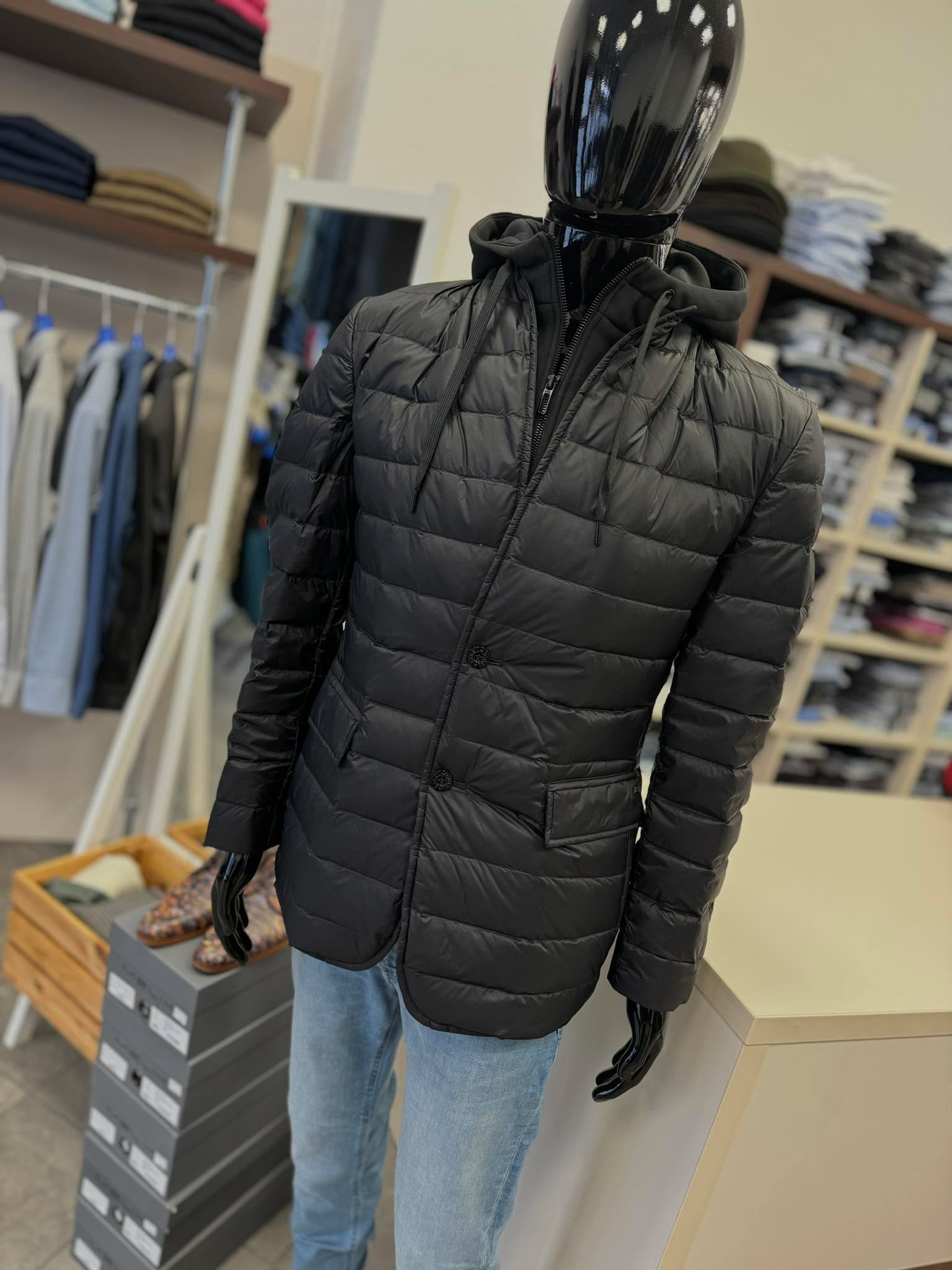 Volnočasové sako Portofino DIGEL se vsadkou "mikina s kapucí" Výplň certifikované peří. Nepromokavá úprava.
e-shop: https://www.mejta.cz/product-page/volno%C4%8Dasov%C3%A9-sako-portofino-digel