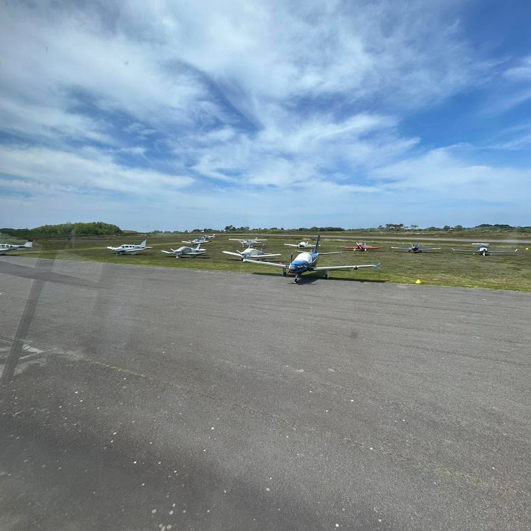 Petit à petit le parking se rempli !
Happy pont du mois de mai 🛫🥳☀️🛬
#diamondaircraft #apprendreapiloter #aeroclub #pilotage #diamondaircraftfamily #bretagne #aviation #belleileenmer