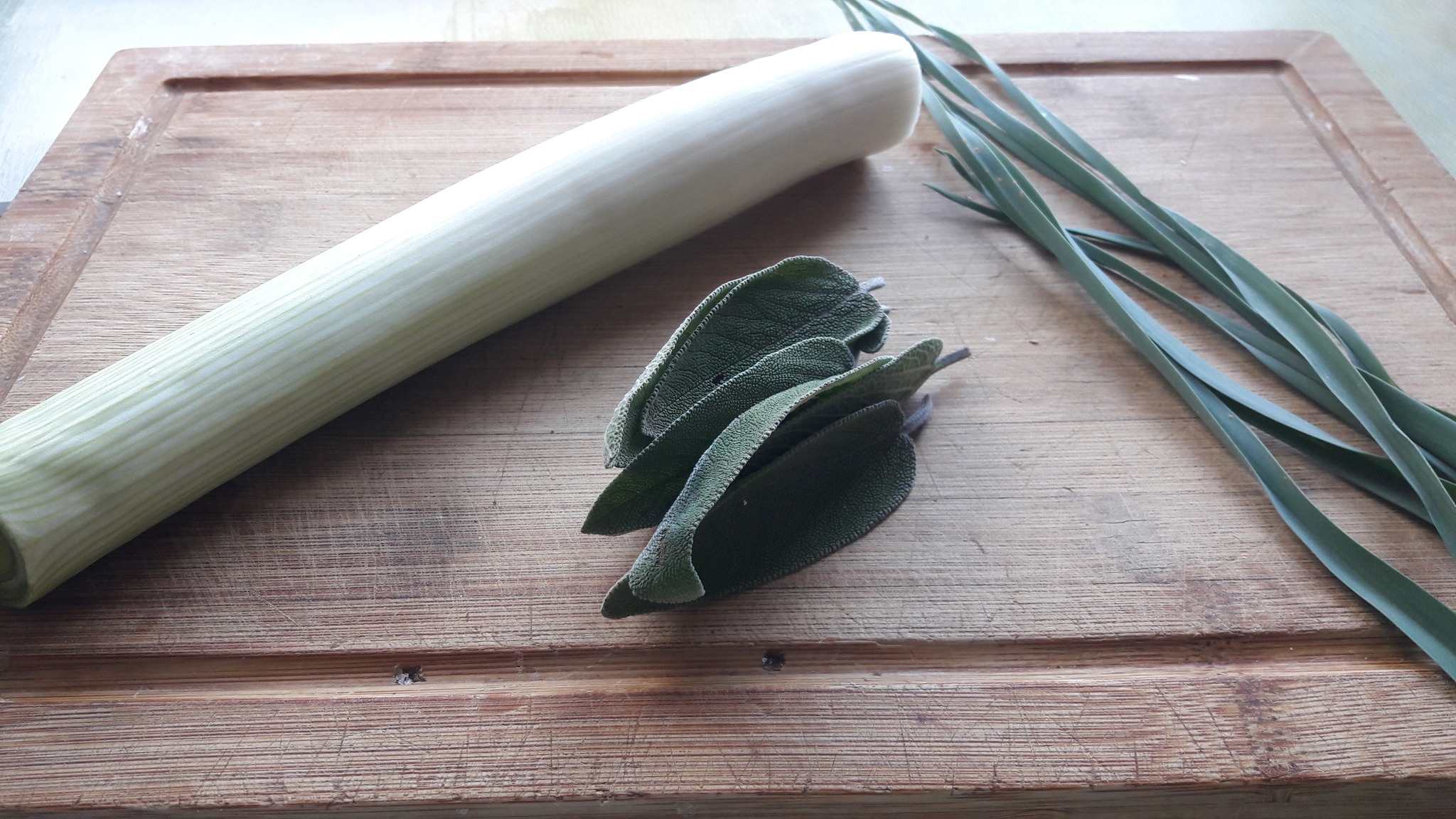 SÉRIE : CUISINER AVEC LES PLANTES SAUVAGES
Je vous rappelle le principe qui est de créer une recette en:
- Utilisant des plantes sauvages et/ou médicinales
- Restant dans la simplicité
- Utilisant peu d'ingrédients
Ce soir je vous propose des poireaux à la vapeur avec un beurre de sauge et vert de poireau sauvage.
Couper le poireau pour ne garder que le blanc, puis le couper en deux et faire cuire à la vapeur. Hacher finement les feuilles de sauge et le vert de poireau sauvage, ajouter une peu de sel, mettre au bain marie avec du beurre doux, puis laisser fondre et infuser 1/4 heure à feu doux.
Disposer les poireaux sur une assiette et arroser avec le beurre de sauge. Servir tiède.
www.naturecomestible.fr
#cuisinesauvage #aromates #cueillettesauvage #plantessauvages #cueillette #légumes #bienmanger #recettesfaciles #recettevegetarienne