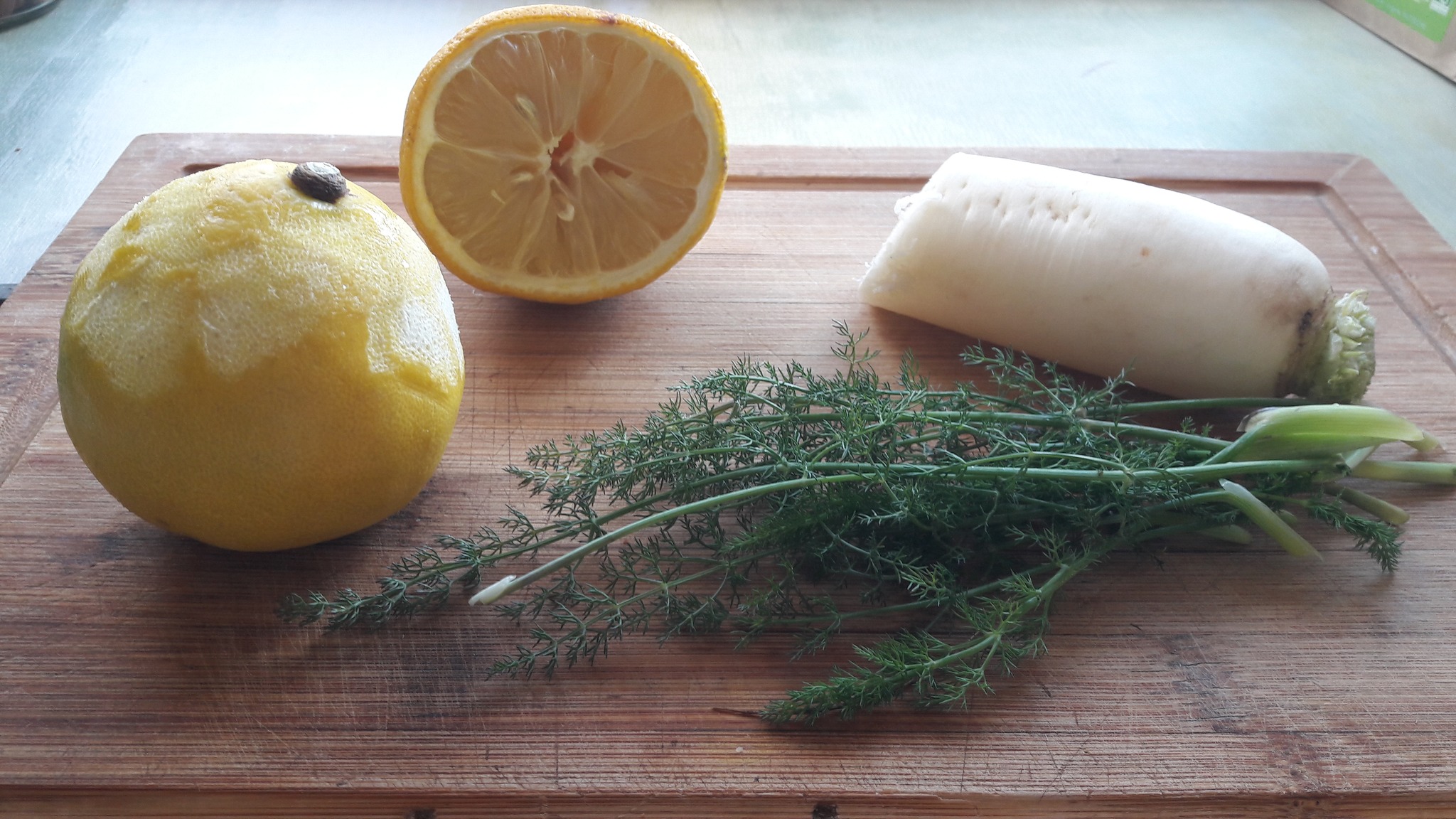 SÉRIE : CUISINER AVEC LES PLANTES SAUVAGES
Je vous rappelle le principe qui est de créer une recette en:
- Utilisant des plantes sauvages et/ou médicinales
- Restant dans la simplicité
- Utilisant peu d'ingrédients
Ce soir je vous propose des poireaux à la vapeur avec un beurre de sauge et vert de poireau sauvage.
Couper le poireau pour ne garder que le blanc, puis le couper en deux et faire cuire à la vapeur. Hacher finement les feuilles de sauge et le vert de poireau sauvage, ajouter une peu de sel, mettre au bain marie avec du beurre doux, puis laisser fondre et infuser 1/4 heure à feu doux.
Disposer les poireaux sur une assiette et arroser avec le beurre de sauge. Servir tiède.
www.naturecomestible.fr
#cuisinesauvage #aromates #cueillettesauvage #plantessauvages #cueillette #légumes #bienmanger #recettesfaciles #recettevegetarienne