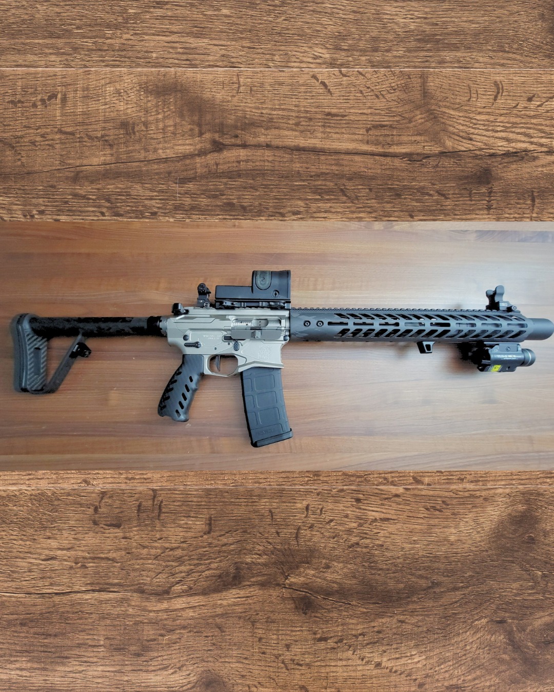 Precision isn’t just in the shot - it’s in the build.🔥
This setup blends strength, simplicity, and style with carbon fiber in all the right places.🙌. Appreciate the picture Ryan, looks amazing!
#smokecomposites #MadeinUSA #carbonfiber #carbonfibergunparts #lightweight #sbr #suppressor #pistolgrip #stock #Handguard