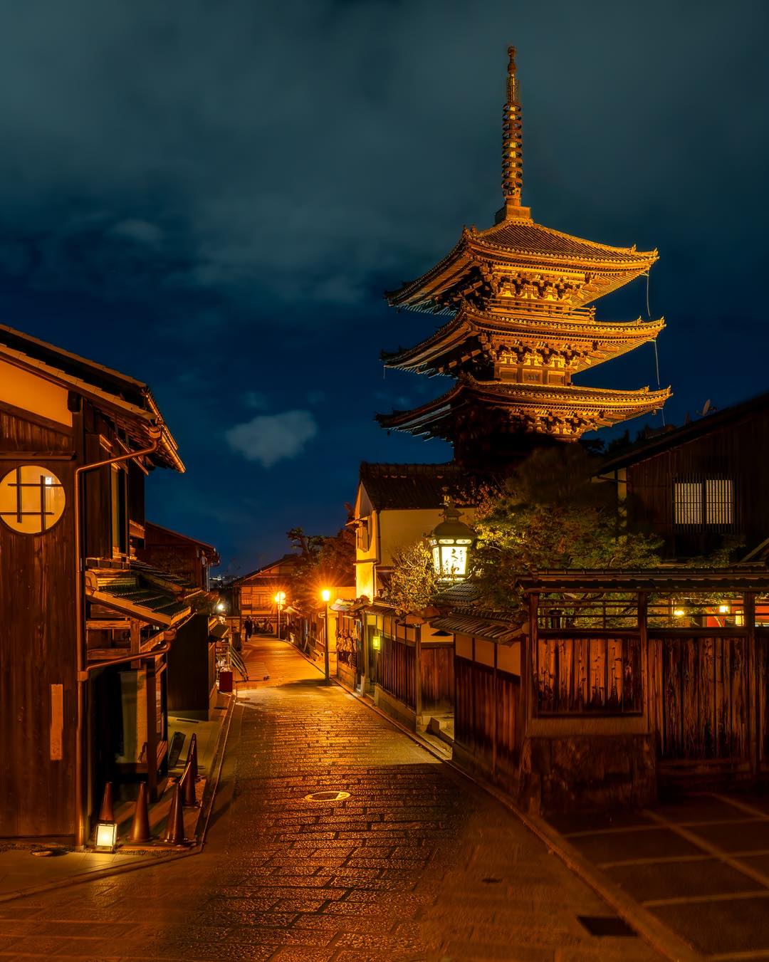 Kyoto’s beauty is timeless and always draws a crowd. The challenge is finding new compositions from classic spots. Spots now open for Japan Autumn 2025!
Shot with Sony A7RV with 24-70 GMII
#sonyalpha #sonydiadvocate #sonyphotography #japantravel #japantrip #kyototravel #kyotogram