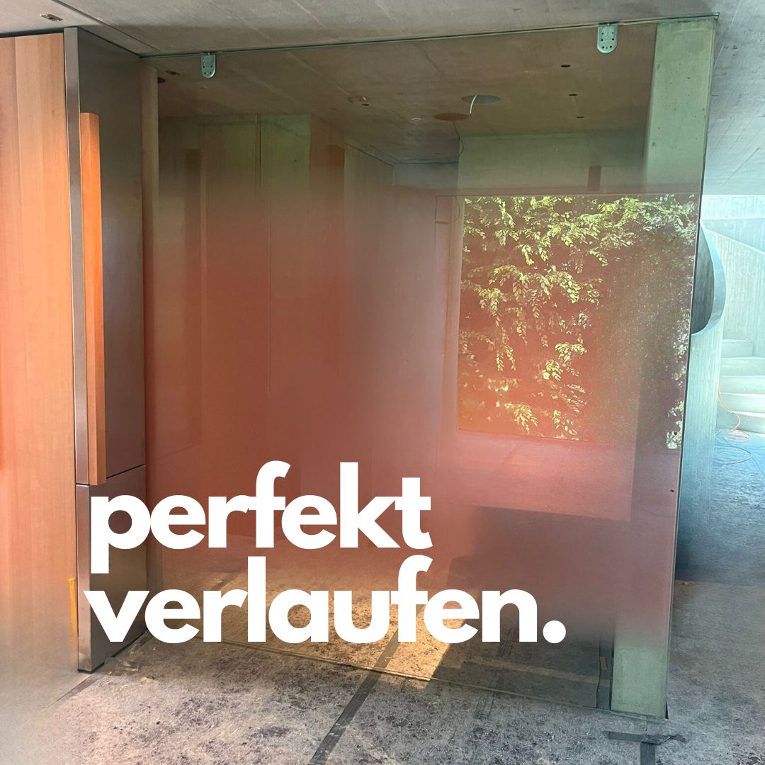 HARMONISCHER SICHTSCHUTZ.
Die Glasschiebetür als Trennwand zur Nasszone ist eine Massanfertigung von KURTH Glas. Als Sichtschutz wurde ein farblich abgestimmter Farbton gewählt, der statt einer herkömmlichen geraden Linie in einem sanften Verlauf auf das Glas gedruckt wurde.
#glasamanufaktur #swissness #design #manufaktur #zuchwil #trend #interiourdesign #verglasung #innenausbau #keramikdigitaldruck
