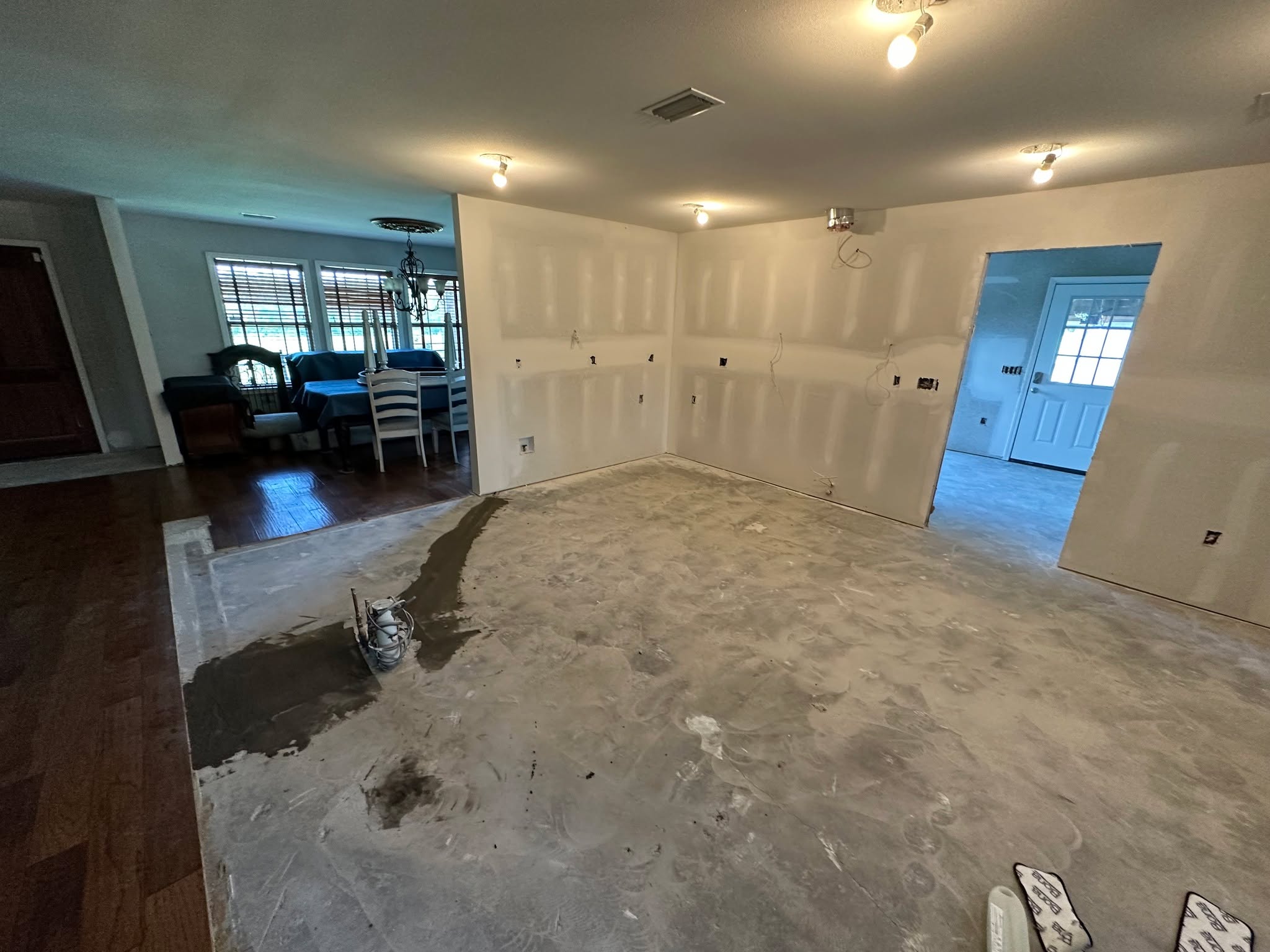 All the new electrical, plumbing, framing, and drywall have been completed. Up next is cabinetry, trim, and paint!
#abovestandardsllc #openlayout #remodeling #conwayarkansas #kitchenremodeling #progress #residentialremodeling #stanekitchen