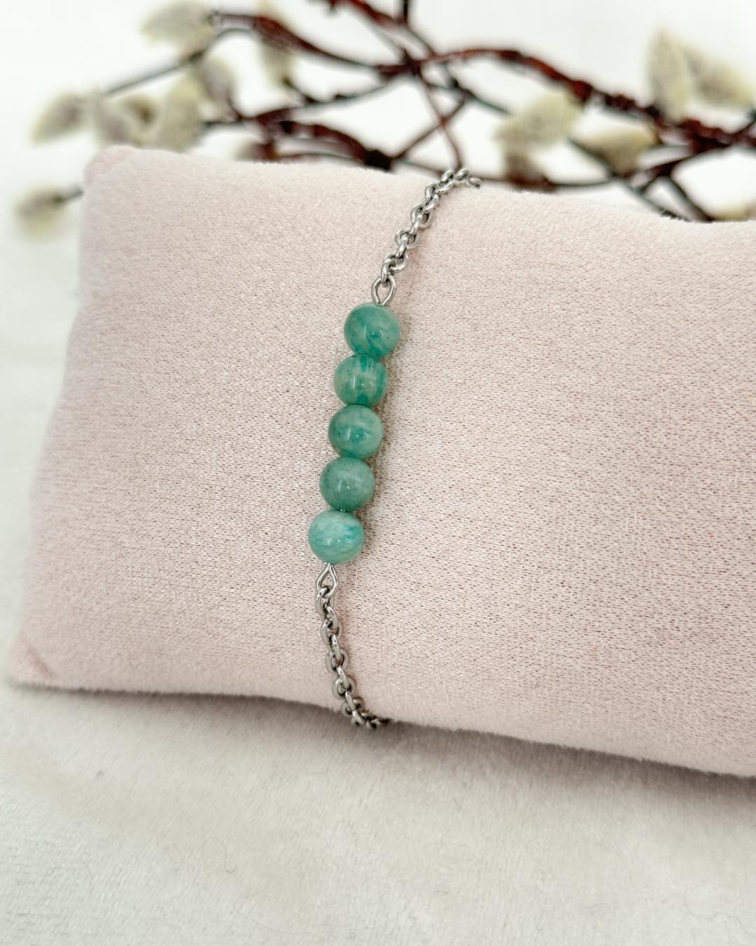 Le stress vous submerge ?
Dans l'agitation de la vie quotidienne, l'Amazonite offre un havre de paix. Cette pierre apaisante vous guide vers la tranquillité. Respirez, méditez, permettez-vous de vous aligner sur son énergie, et vous trouverez la force d'affronter chaque défi avec calme et lucidité. Cette pierre vous aidera à trouver l'harmonie intérieure, même au milieu de la tourmente.
Si vous avez besoin d'aide pour choisir les pierres qui vous conviennent le mieux ? Je suis là pour vous accompagner dans la recherche du bien-être et de l’harmonie intérieure. Envoyez-moi un message pour savoir comment je peux vous aider.
#amazonite #sérénité #bienêtremental #clartéintérieure