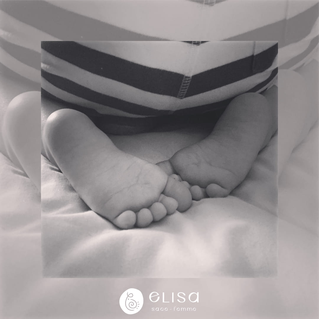 Sur le ventre et à pieds nus.
Ose poser bébé à plat ventre dans les temps d'éveil et de sieste surveillée.
La gravité est ainsi pour lui moins écrasante et plus enveloppante.
Comme dans le ventre, il accède à ses mains plus facilement. Ce qui peut l'apaiser voire lui permettre de lâcher prise et s'endormir.
Sa digestion est stimulée par ses mouvements de jambes et l'appui de son ventre contre le matelas. Ce qui peut le soulager.
Ses petits pieds nus sont signe de liberté de mouvement et de ressentis pour ses orteils.
Il pose ainsi les bases de sa mobilité, développe sa musculature et ses réflexes pour une posture physique et émotionnelle optimale.
Ose poser bébé sur le ventre et à pieds nus.
#surleventre #reflexesarchaïques #bebe #sagefemmeensuisse