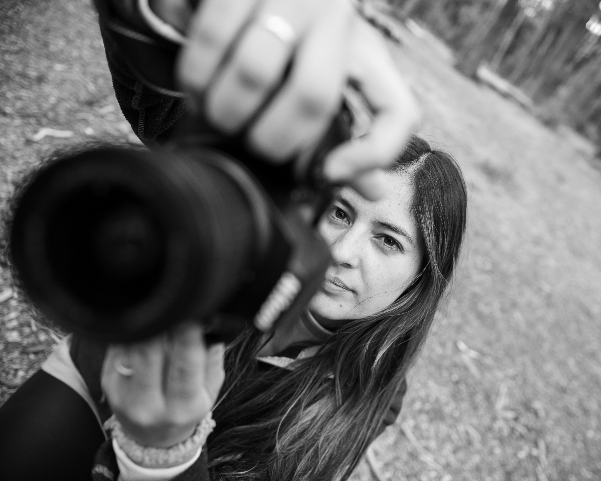 Algunos Tips para llenar el encuadre en fotografía de retrato y comunicar de manera efectiva.
Acercáte al Sujeto:
Llená el encuadre acercándote lo más posible al sujeto principal. Esto permitirá capturar detalles y expresiones faciales con mayor claridad, lo que genera una conexión más fuerte con el espectador.
Utilizá un Fondo Simple o Desenfocado:
Optá por un fondo simple o desenfocado que no compita con el sujeto principal. Esto ayudará a centrar la atención en el retrato y a destacar la personalidad del modelo.
Jugá con la Composición:
Experimentá con diferentes composiciones para crear un impacto visual. Proba encuadres cerrados, angulaciones interesantes o enfoques creativos para agregar dinamismo y originalidad a tus retratos.
Enfocá en los Detalles:
Llená el encuadre con detalles específicos del rostro o la expresión del sujeto. Puedes enfocarte en los ojos, la boca o las manos para transmitir emociones y contar una historia más poderosa.
Experimentá con Perspectivas:
Jugá con diferentes perspectivas y ángulos para crear retratos únicos y memorables. Proba tomar la foto desde arriba, abajo o al nivel del sujeto para agregar variedad y profundidad a tus imágenes.
¡Atrevete a experimentar y dejar volar tu creatividad! 📸✨
Estos y algunos temas más lo vemos en el curso Intermedio de fotografía de la Academia, ya completo, pero te esperamos en tres meses :)
www.ferdoacademia.com