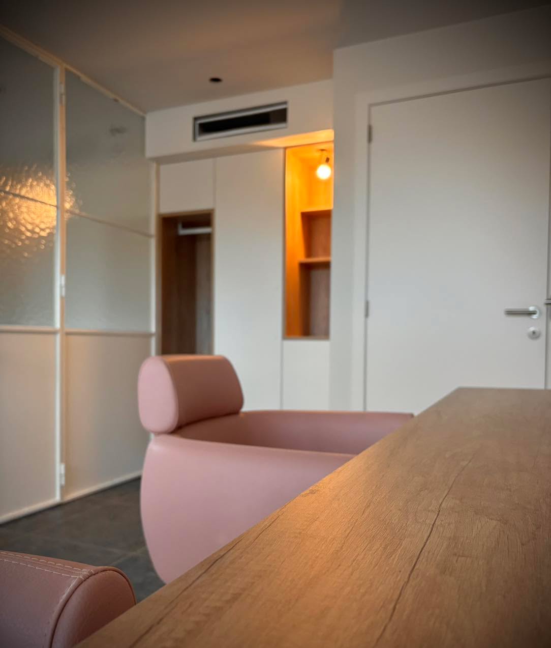 Nog 1 maand aftellen en dan verhuist het salon van locatie! 🤩
Na een mooie 5 jaar Stephanie Hair & Beauty ga ik een nieuwe uitdaging aan.
Niet enkel de locatie verandert maar ook mijn naam en concept.
Vanaf januari maakt ‘Stephanie Hair & Beauty’ plaats voor: ‘Bella Donna’ !!!
Letterlijk vertaald ‘mooie vrouw’.
Hierbij neem ik dus afscheid van heren- jongenssnitten en zal in mijn nieuw salon de vrouw centraal staan.
Bij Bella Donna zal de vrouw voortaan terechtkunnen voor kapsels, nagels, gezichtsverzorging, make -up, huwelijken en nog zoveel meer …
Deze keuze is niet enkel werkgerelateerd gemaakt, maar ook persoonlijk.
(Onder het motto luister naar je lichaam.)
Via deze weg wil ik nogmaals iedereen bedanken voor de 5 mooie jaren en hopelijk op nog vele erbij! 🤎